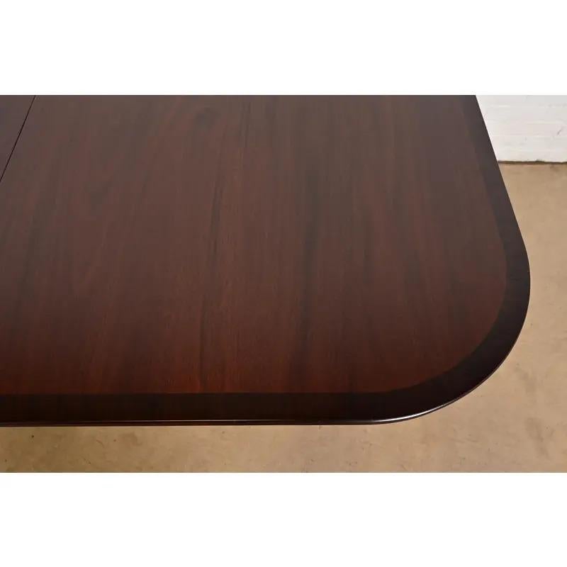 Iacon Hill Table de salle à manger à rallonge à double piédestal de style géorgien, nouvellement repeinte en vente 4