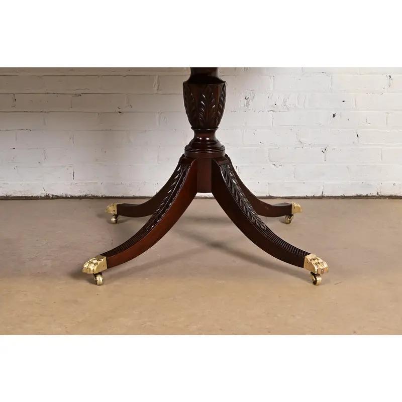 Iacon Hill Table de salle à manger à rallonge à double piédestal de style géorgien, nouvellement repeinte en vente 5