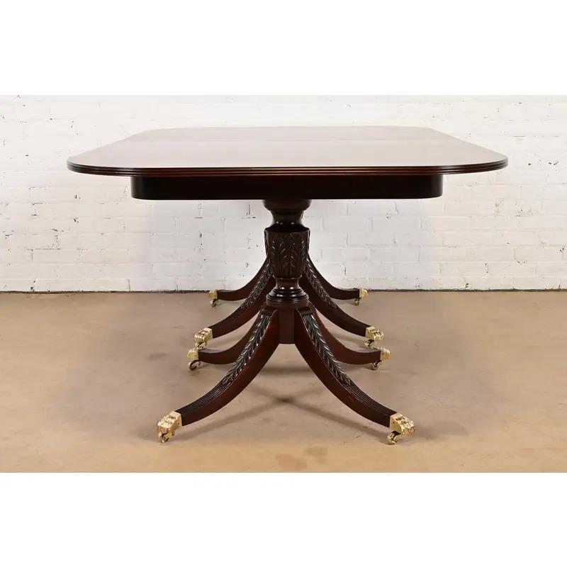 Iacon Hill Table de salle à manger à rallonge à double piédestal de style géorgien, nouvellement repeinte en vente 6