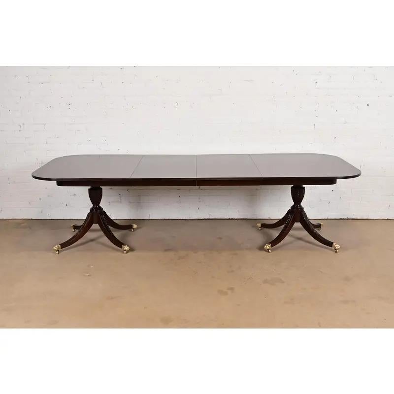 Georgien Iacon Hill Table de salle à manger à rallonge à double piédestal de style géorgien, nouvellement repeinte en vente