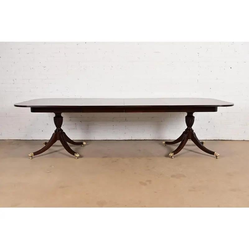 Américain Iacon Hill Table de salle à manger à rallonge à double piédestal de style géorgien, nouvellement repeinte en vente