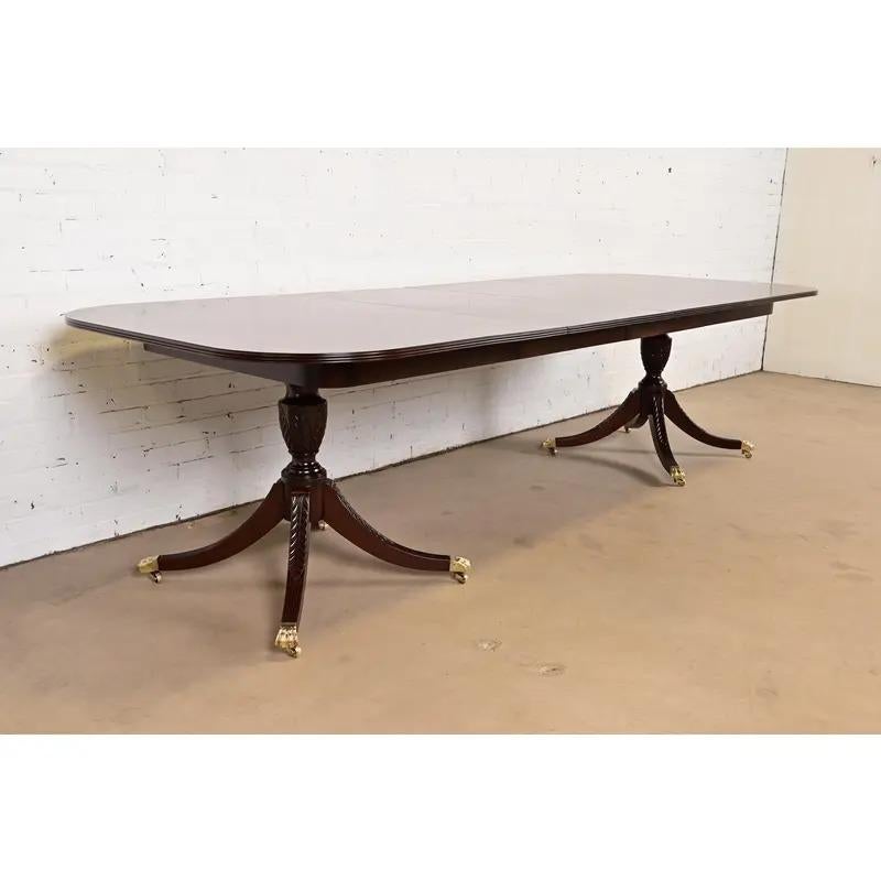 Iacon Hill Table de salle à manger à rallonge à double piédestal de style géorgien, nouvellement repeinte Bon état - En vente à South Bend, IN