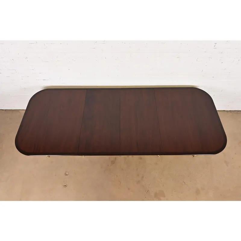 Milieu du XXe siècle Iacon Hill Table de salle à manger à rallonge à double piédestal de style géorgien, nouvellement repeinte en vente