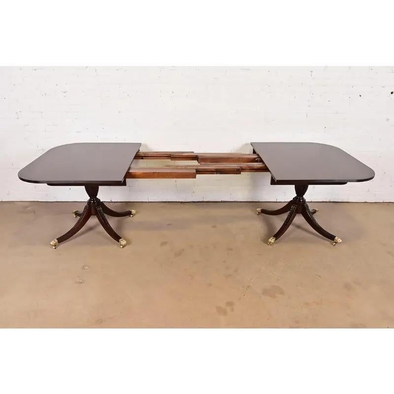 Laiton Iacon Hill Table de salle à manger à rallonge à double piédestal de style géorgien, nouvellement repeinte en vente