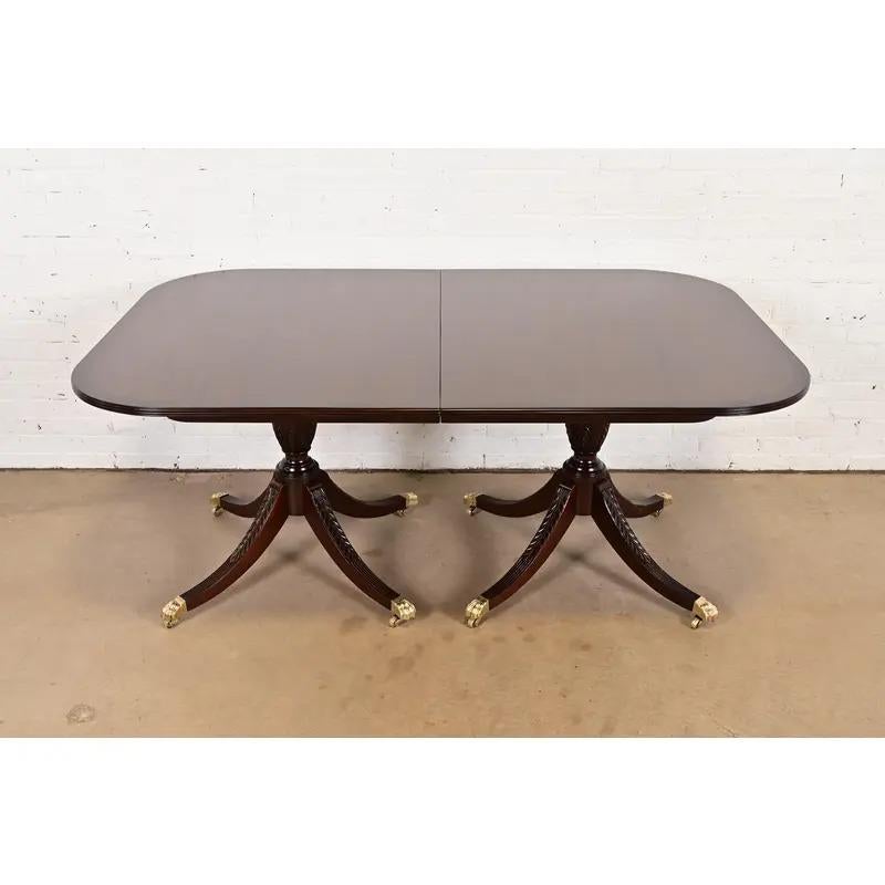 Iacon Hill Table de salle à manger à rallonge à double piédestal de style géorgien, nouvellement repeinte en vente 1
