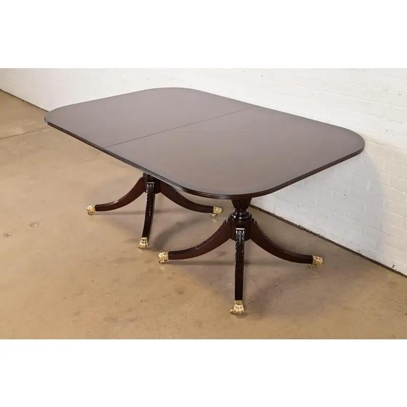 Iacon Hill Table de salle à manger à rallonge à double piédestal de style géorgien, nouvellement repeinte en vente 2