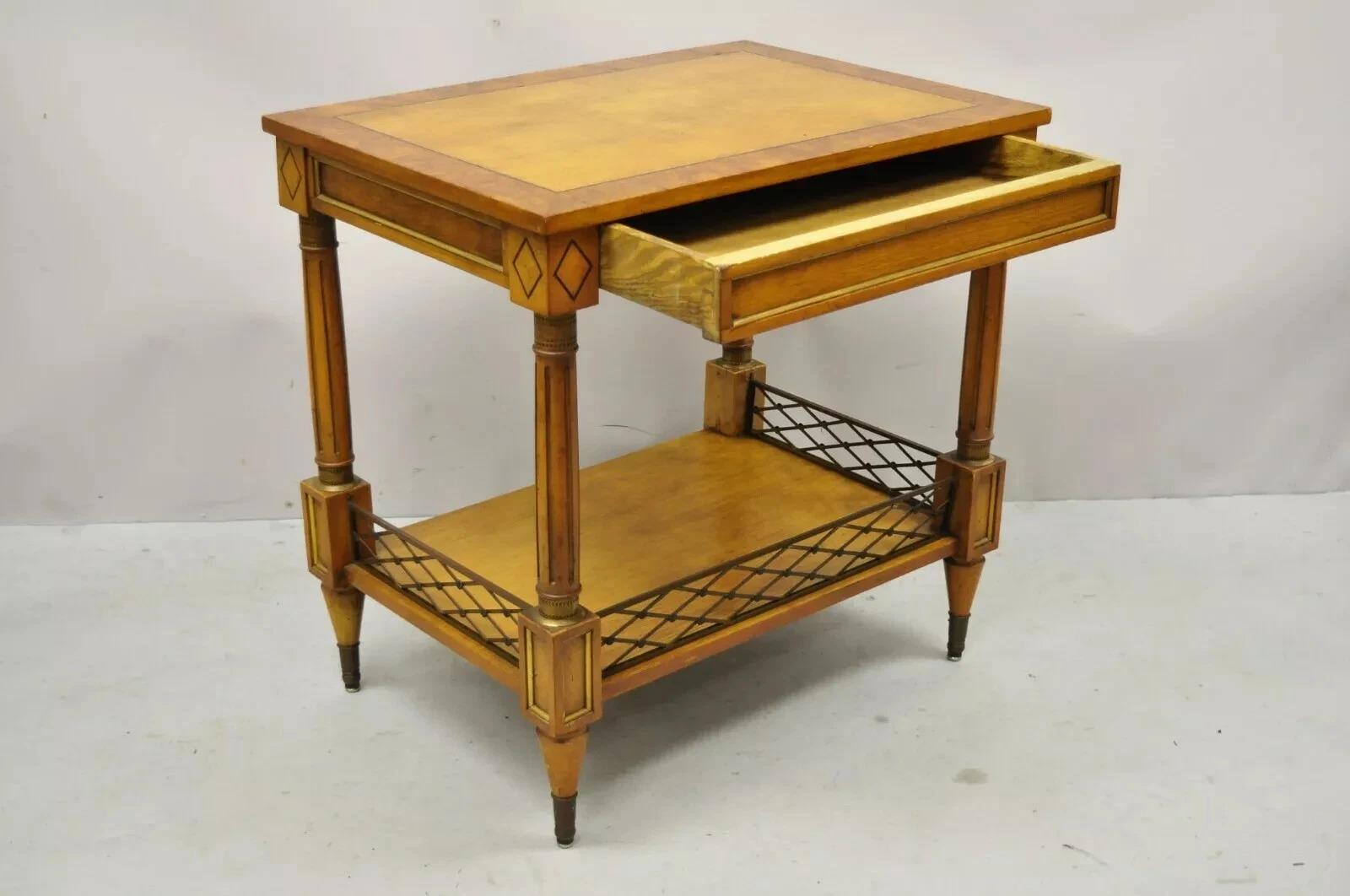 Vintage Beacon Hill Italienisch Regency Neoklassischen Eine Schublade Wurzelholz Akzent Beistelltisch. Oberteil aus Wurzelholz mit Bändern, Messingmünzen, untere Ablage, 1 Schublade mit Schwalbenschwanz. CIRCA Anfang des 20. Jahrhunderts.