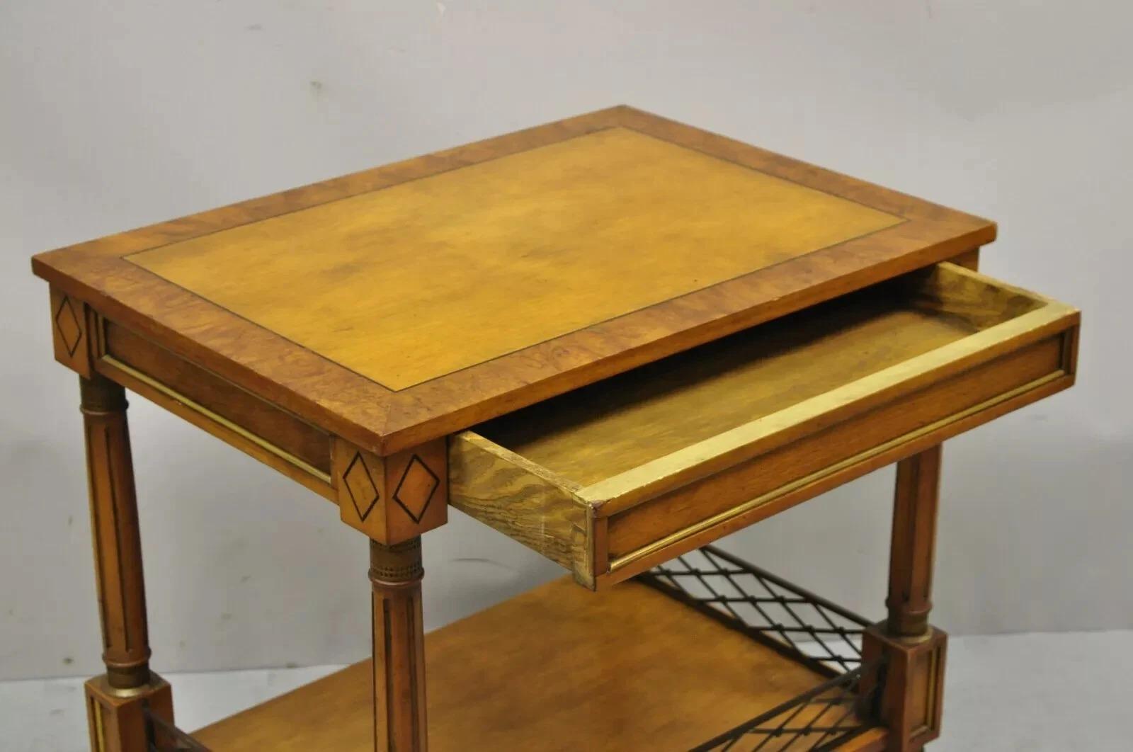 Neoklassizistischer italienischer Regency-Beistelltisch mit einer Schublade aus Wurzelholz-Akzent, Beacon Hill (Unbekannt) im Angebot