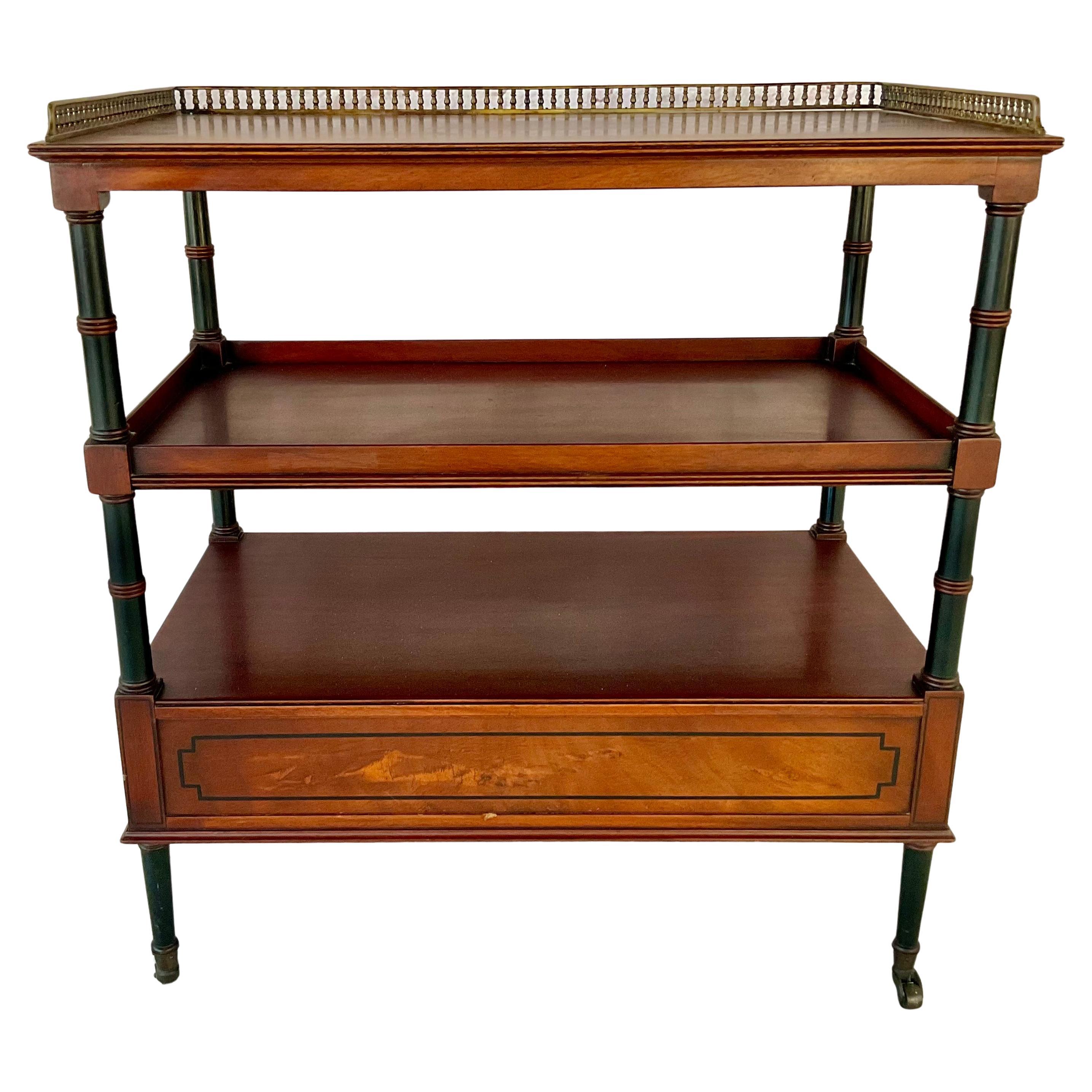 Beacon Hill Table d'appoint à étagère en acajou avec galerie en laiton en vente