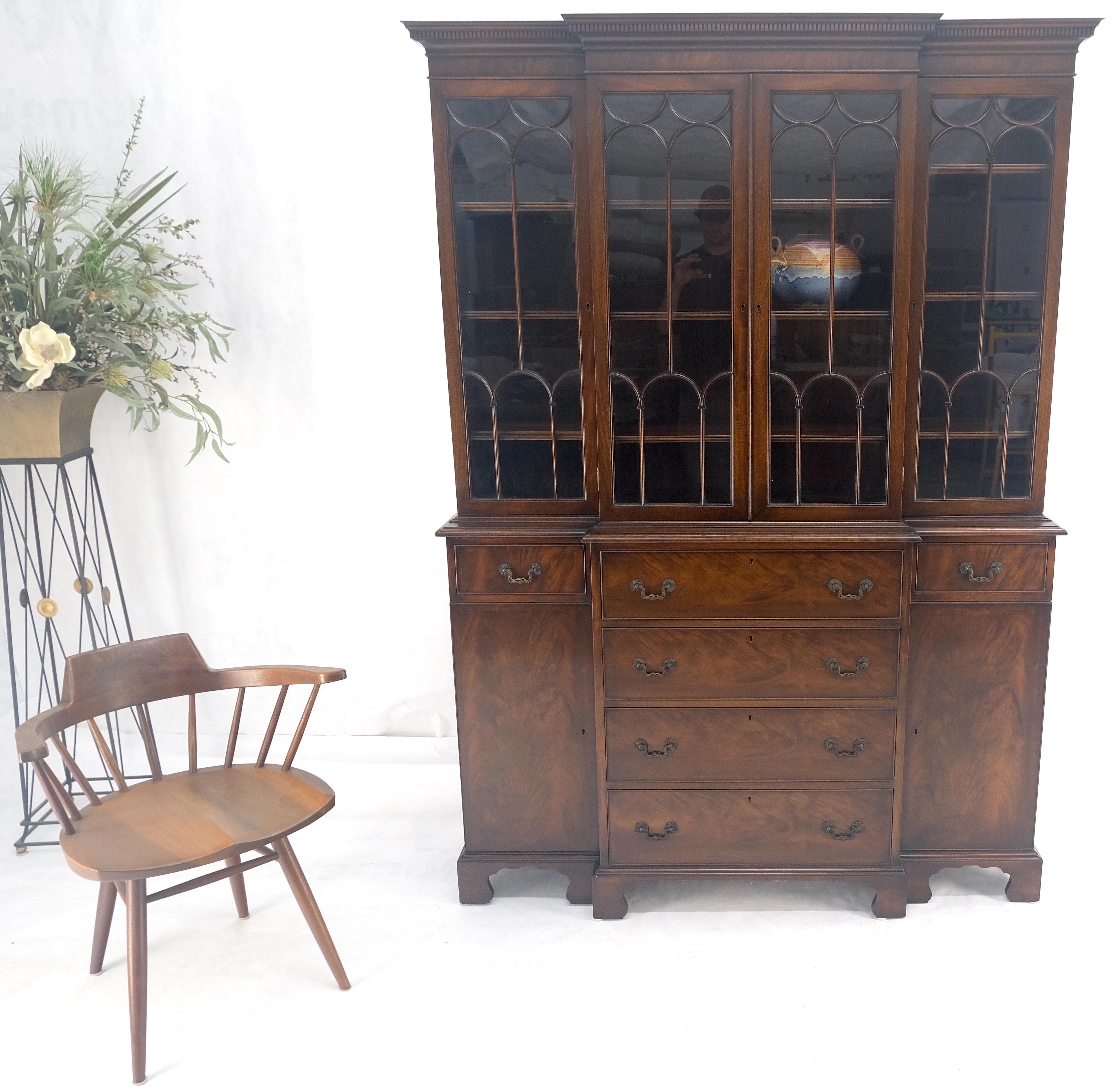 Beacon Hill, facciata a due ante in mogano a fiamma crotch, con vetri singoli MINT in vendita 4
