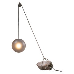 Einzigartige skulpturale Madagaskar-Quarz-Stehlampe, Perlenform, D50, Glas-Stehlampe