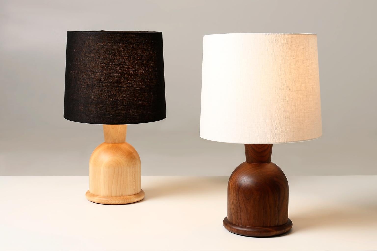 Mid-Century Modern Petite lampe de bureau Beacon avec corps en noyer et abat-jour en lin noir par Studio Dunn en vente