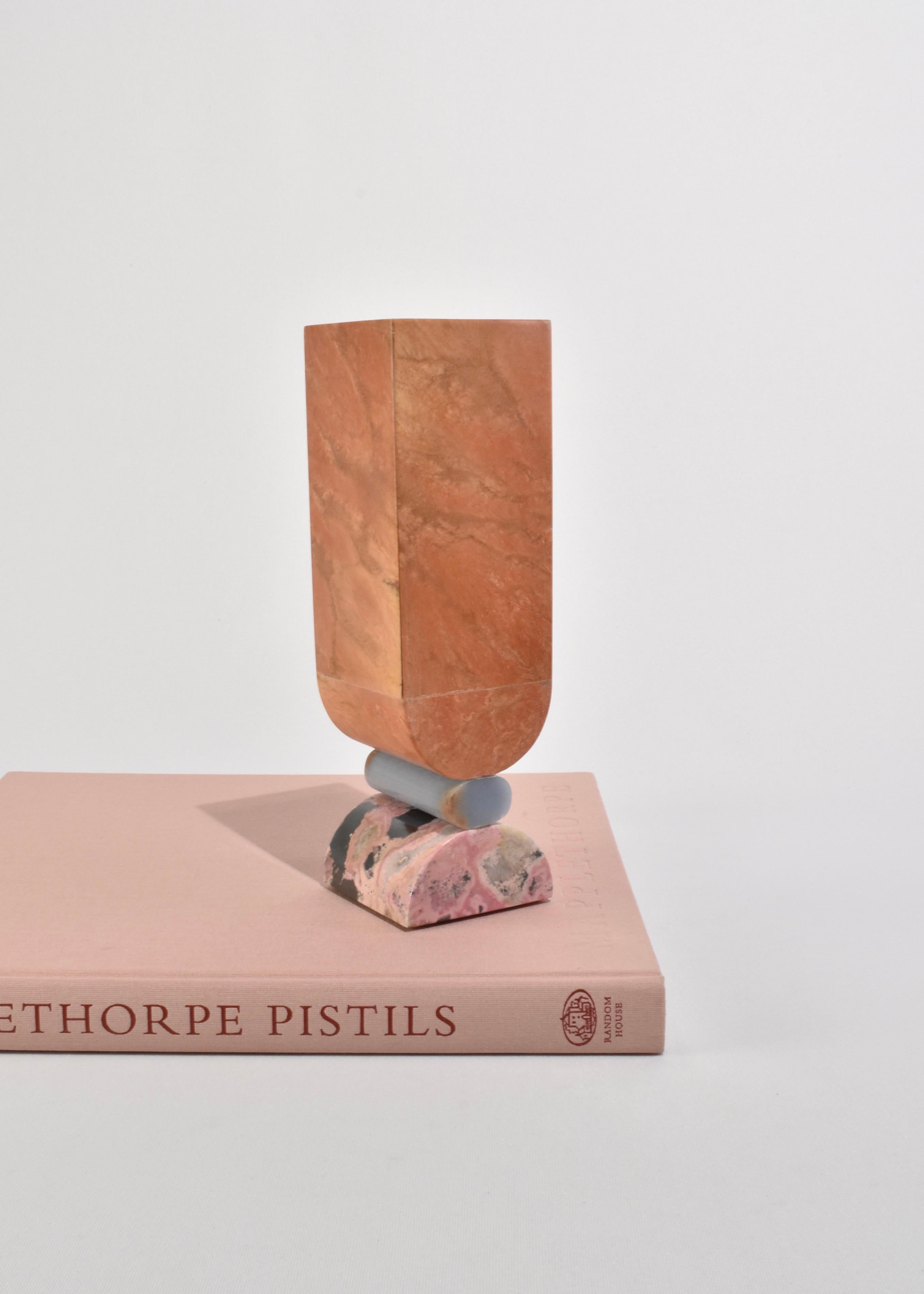 Un vaso di diaspro lucidato con una base di celestina blu e rodonite rosa. Perfetta per mettere a terra un singolo stelo, per comporre un bouquet discreto o per stare da sola come centrotavola scultoreo. Realizzato a mano in Perù, progettato da Casa