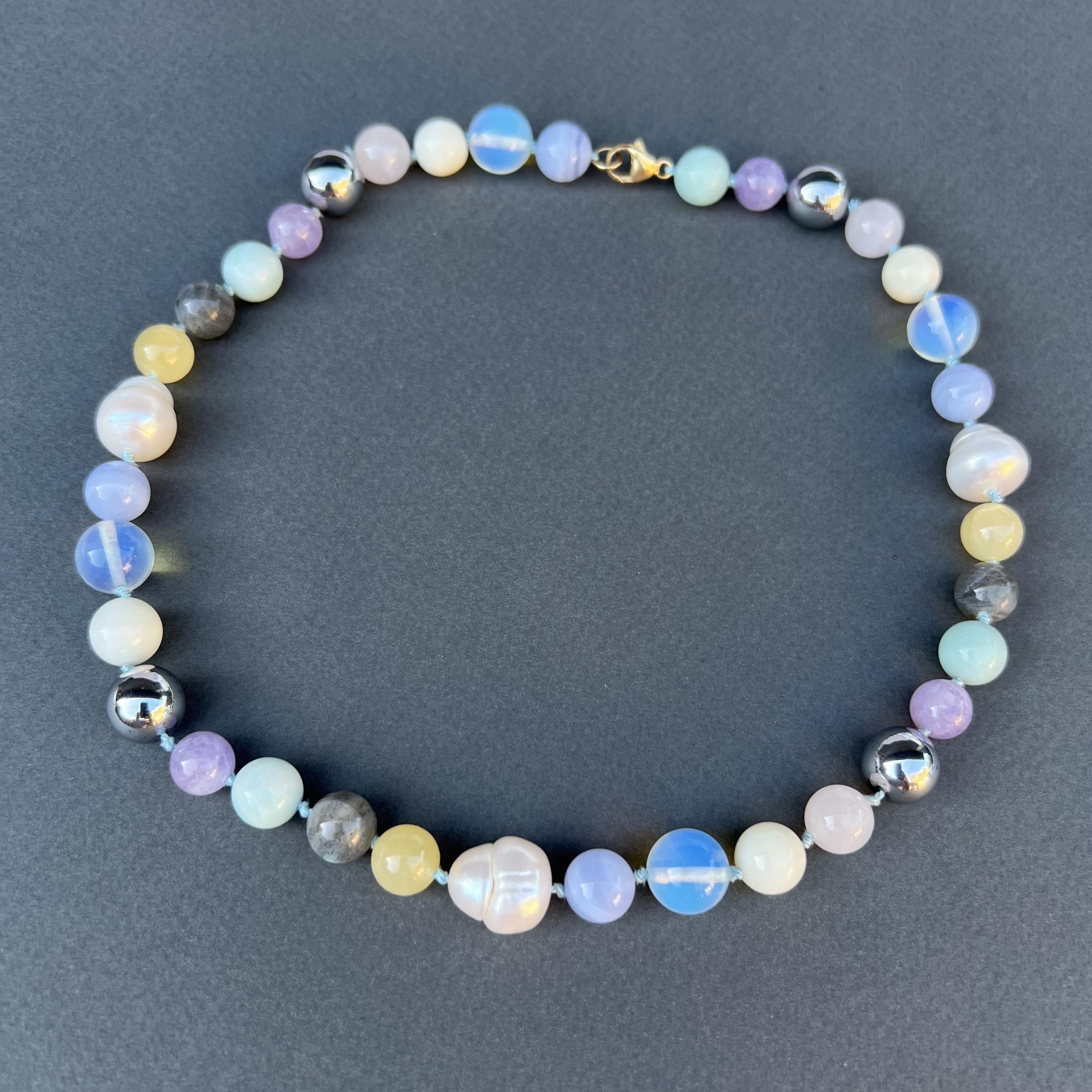Collana girocollo di perle Ametista Rosequartz Giallo Calcite Labradorite

Nodi di seta verde menta tra le perline
18