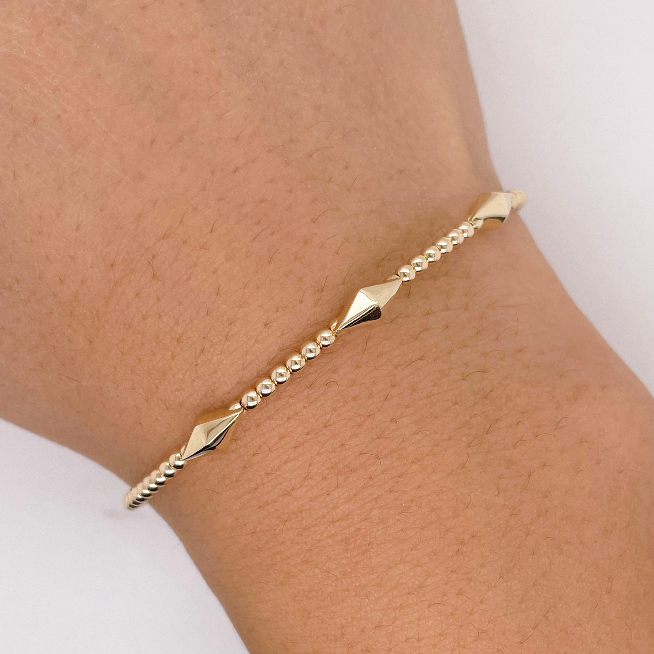 Contemporain Bracelet manchette en perles avec chaînes pyramidales, or jaune, bracelet jonc souple empilable en vente