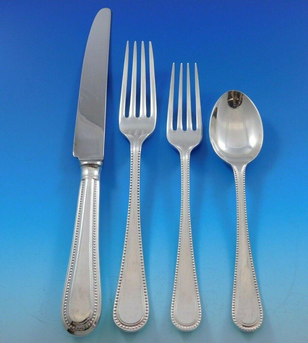 Juego de cubiertos de plata de ley de Carrs - Sheffield Inglaterra - 40 piezas. Las piezas son grandes, pesadas y están bien equilibradas. Este juego incluye:

8 Cuchillos de cena, 9 3/4
8 tenedores de cena, 7 7/8
8 Tenedores para ensalada, 7
8