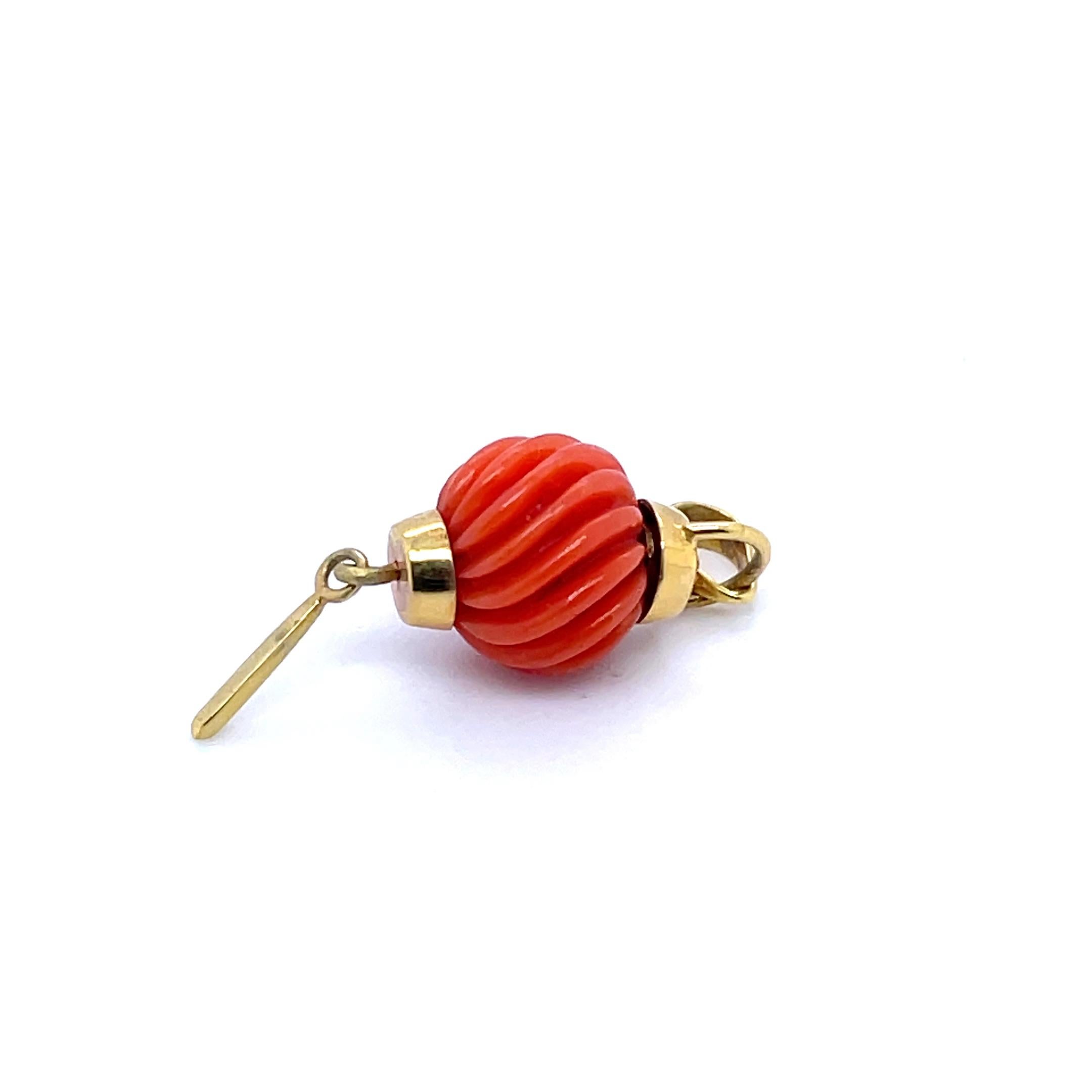 Contemporain Pendentif corail en forme de perle Cts 10.20 en vente