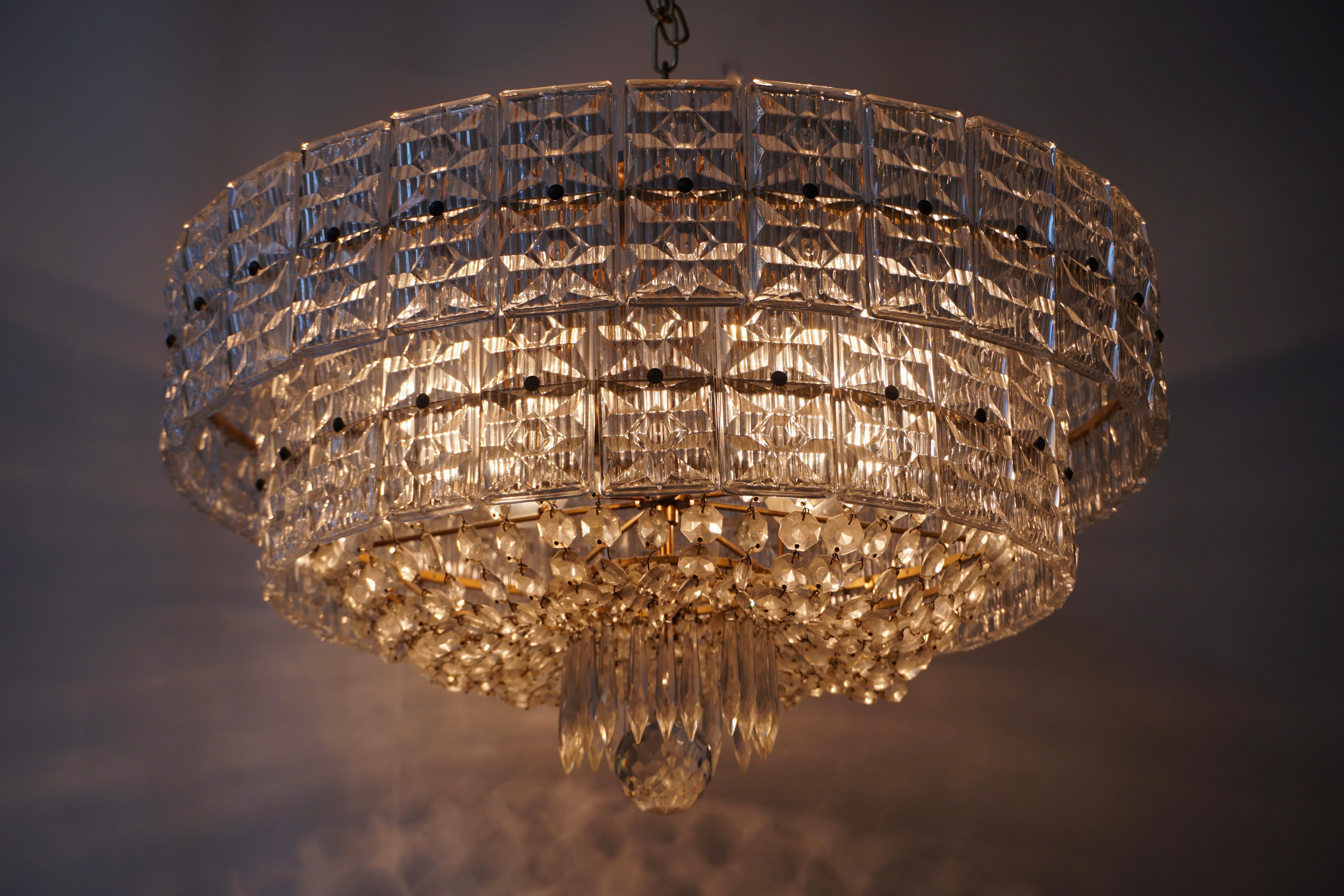A circa 1960s Italian beaded crystal and Murano glass flush mount fixture with amethyst drops and interior candelabra lights.
Measures: Diameter 62 cm.
Height 40 cm.