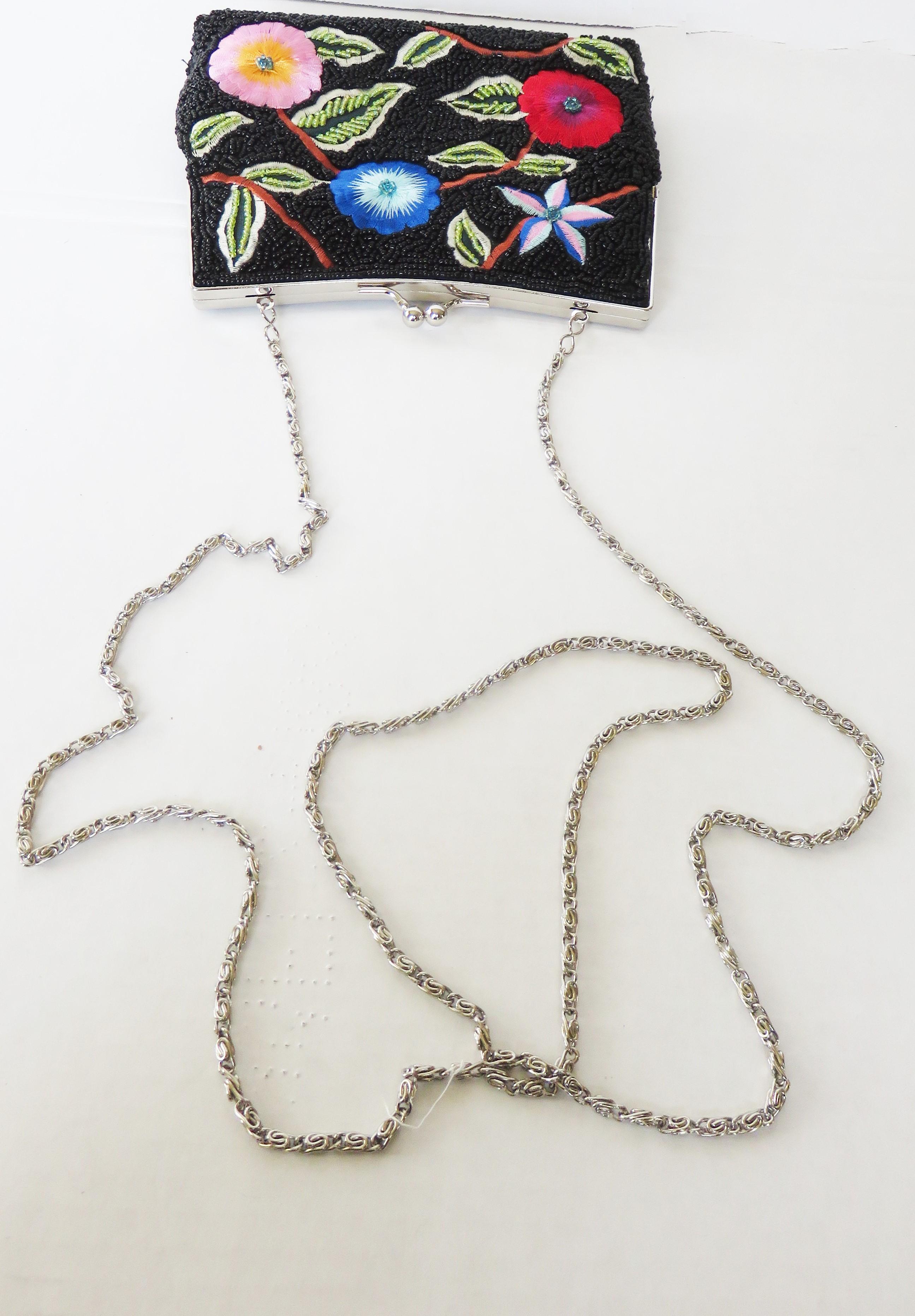 Pochette con perline e ricami e tracolla a catena opzionale 1980s in vendita 1
