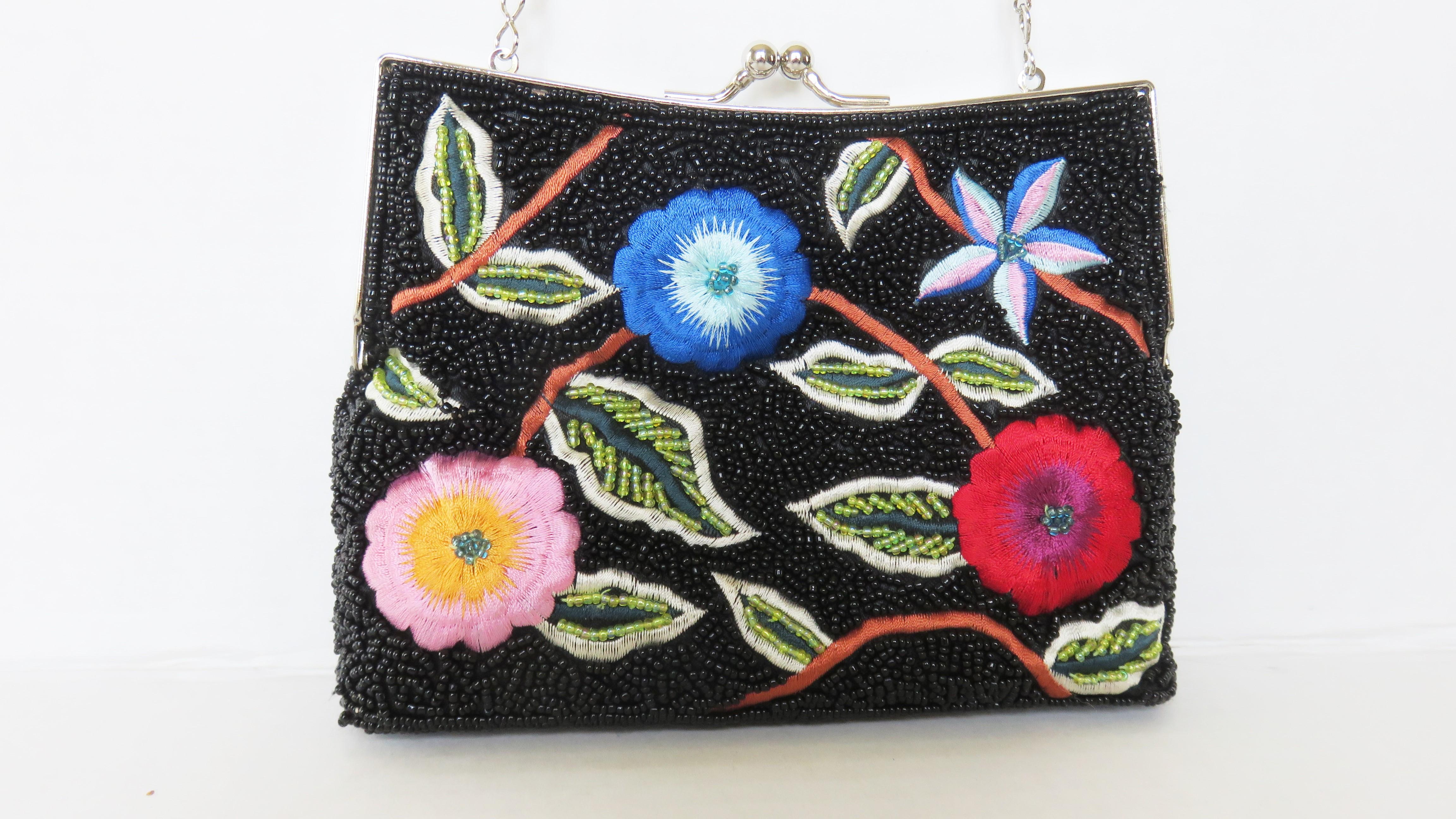 Pochette con perline e ricami e tracolla a catena opzionale 1980s in vendita 3