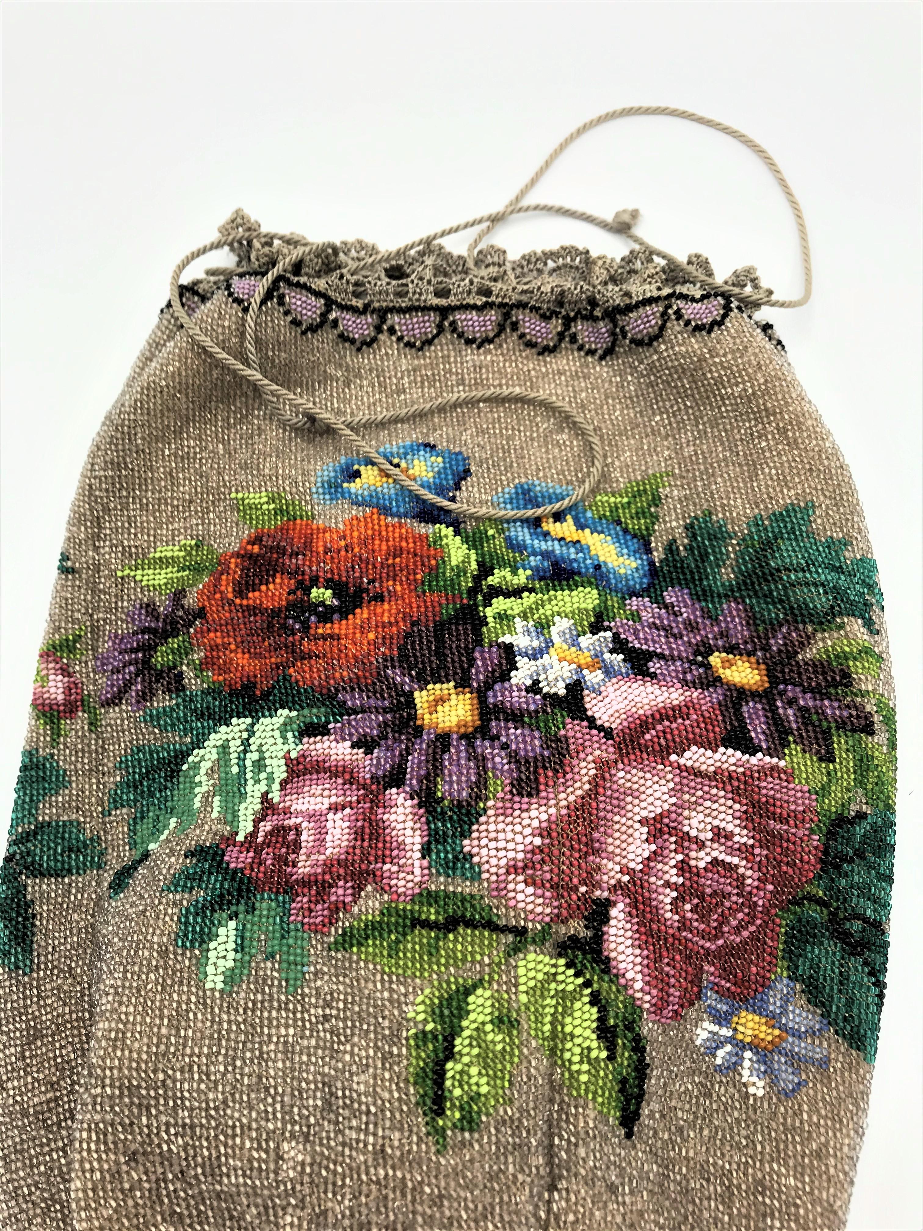 Eine sehr schöne Pompadurtasche aus der späten Biedermaierzeit. Stellen Sie sich vor, die Tasche ist mit einer Kordel mit Beeren gestrickt worden (unglaublich)! Die Tasche ist mit Licht gefüttert, eine Perlenquaste hängt am Boden. Die Tasche ist in