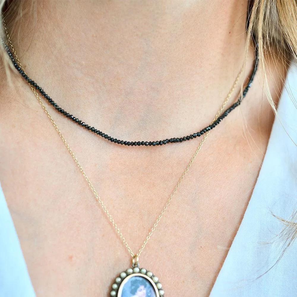 Adoptez la simplicité avec notre collier en diamant noir. Cette pièce fabriquée à la main présente un mince cordon de 12 carats de diamants noirs facettés. Son design minimaliste s'associe à toutes les tenues, offrant un moyen facile d'ajouter une