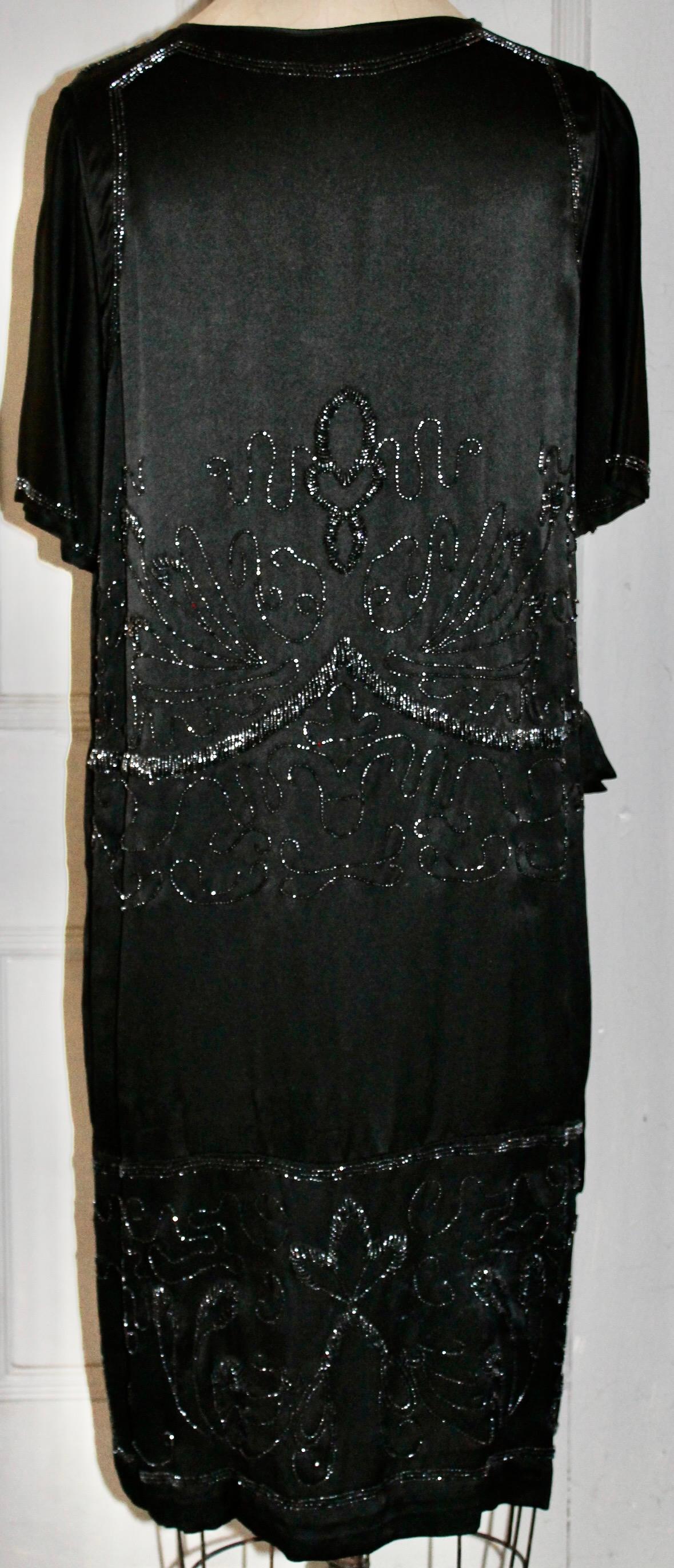 Perlenbesetztes Flapper-Kleid aus schwarzer Seide im Angebot 6