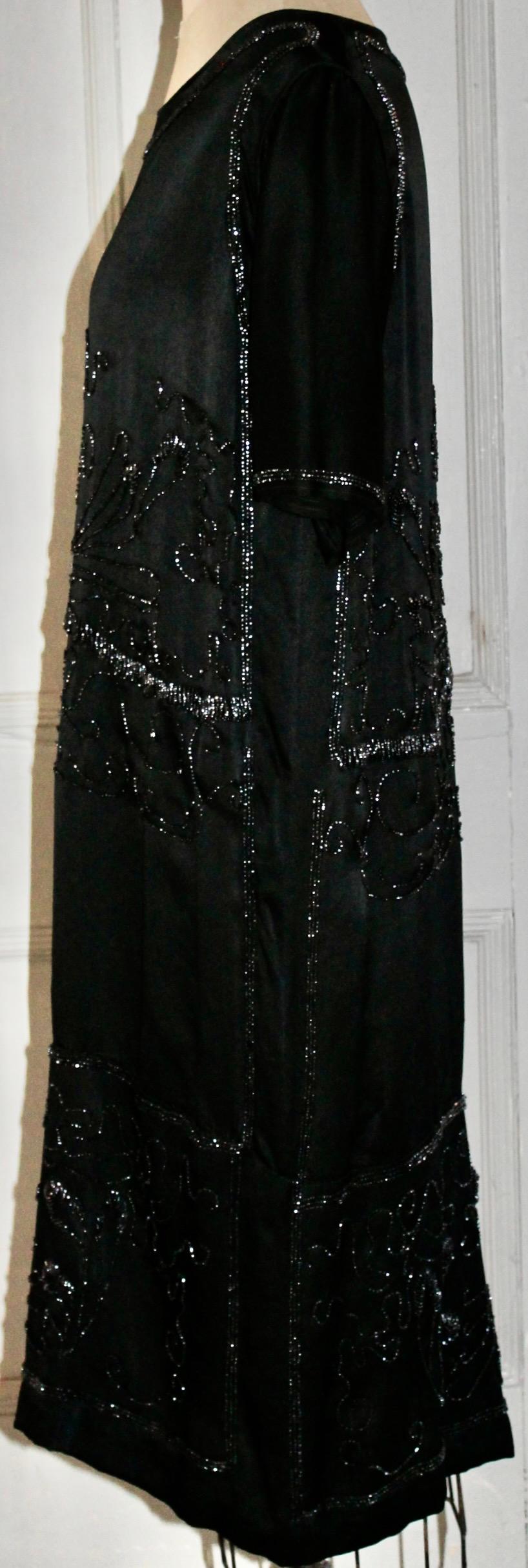 Perlenbesetztes Flapper-Kleid aus schwarzer Seide im Angebot 7