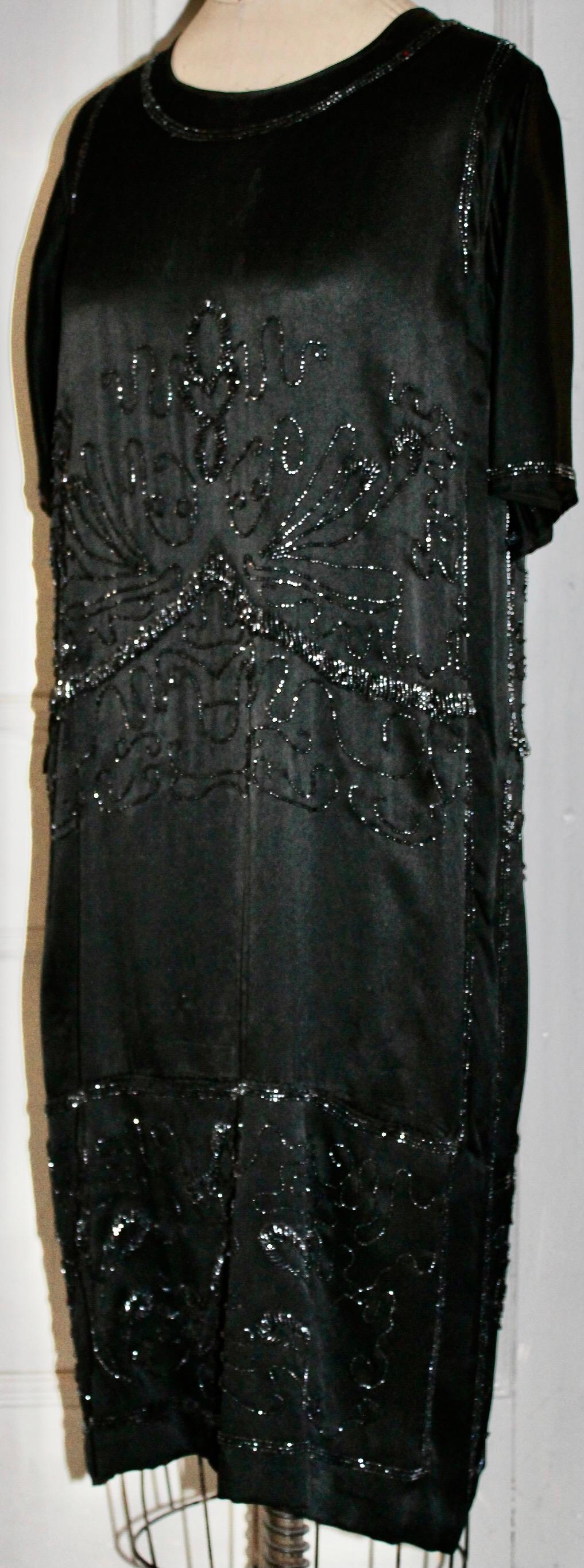 Perlenbesetztes Flapper-Kleid aus schwarzer Seide im Angebot 8