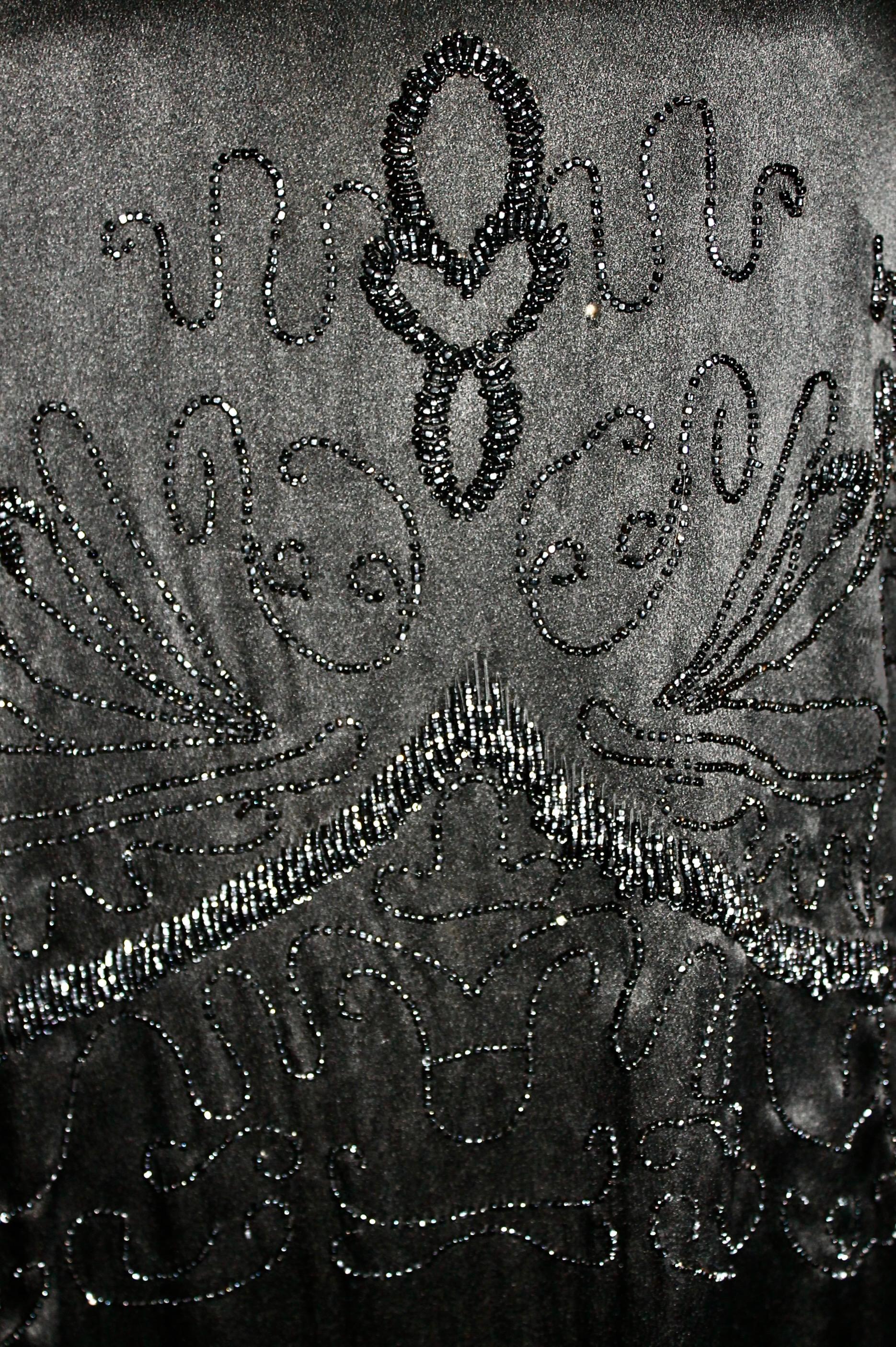 Perlenbesetztes Flapper-Kleid aus schwarzer Seide im Angebot 9
