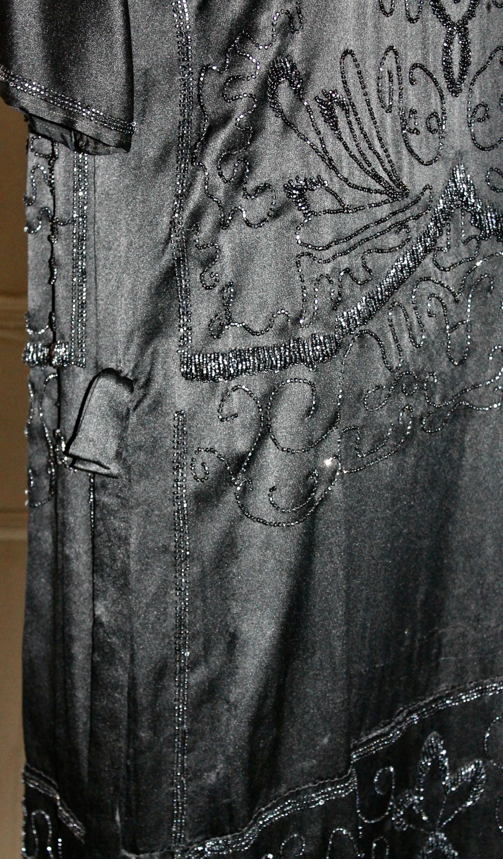 Perlenbesetztes Flapper-Kleid aus schwarzer Seide im Angebot 1