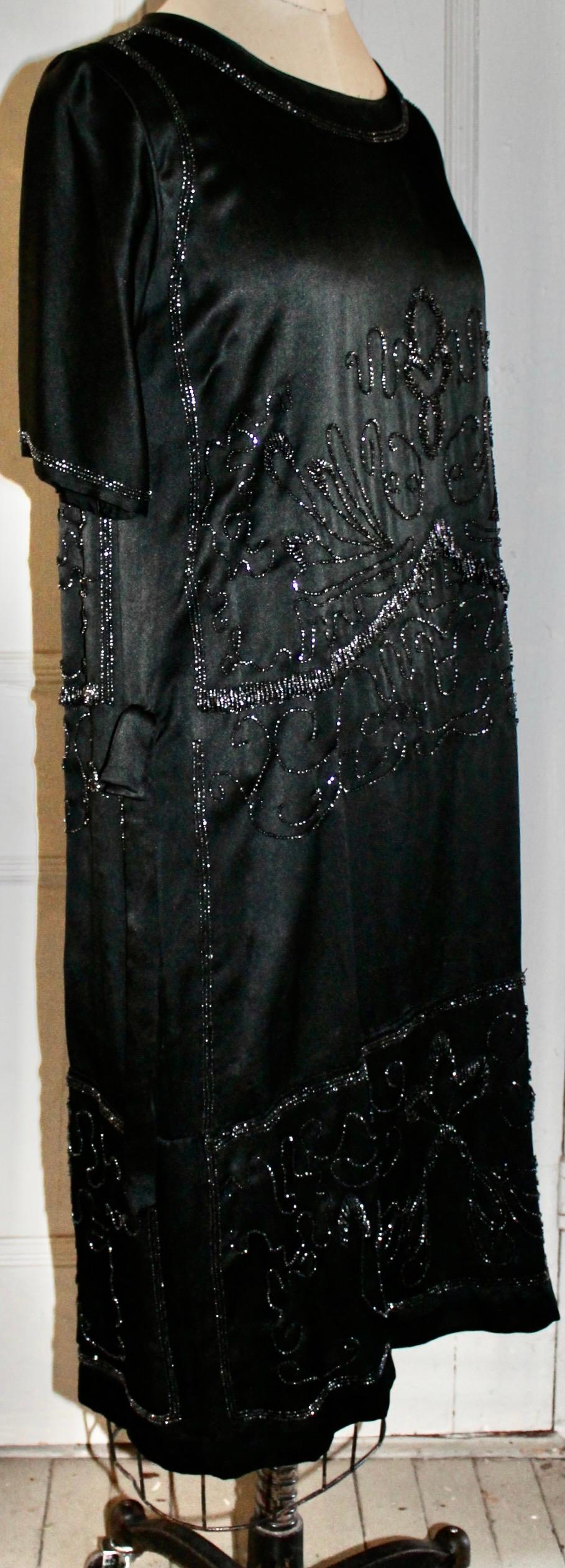 Perlenbesetztes Flapper-Kleid aus schwarzer Seide im Angebot 2