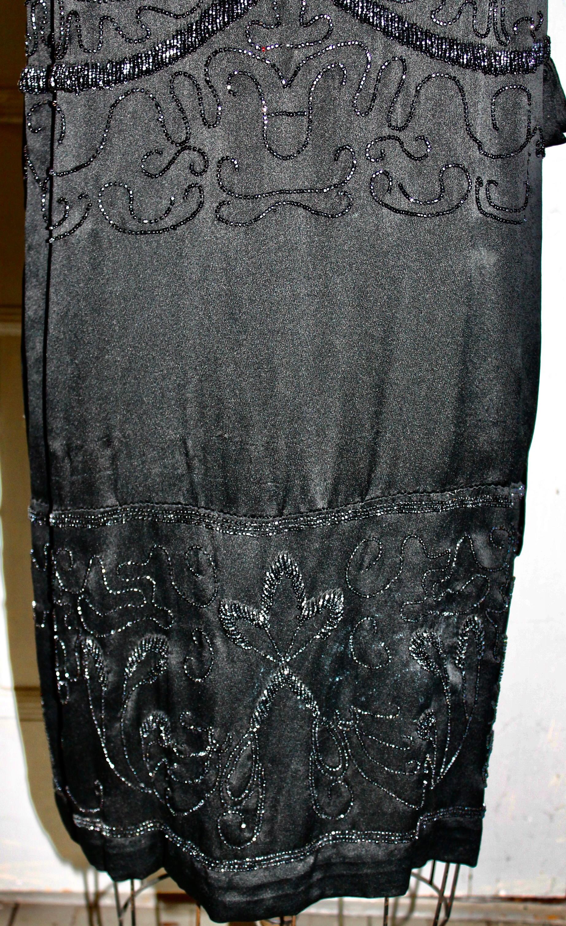 Perlenbesetztes Flapper-Kleid aus schwarzer Seide im Angebot 5