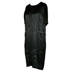 Robe de claquette en soie noire ornée de perles