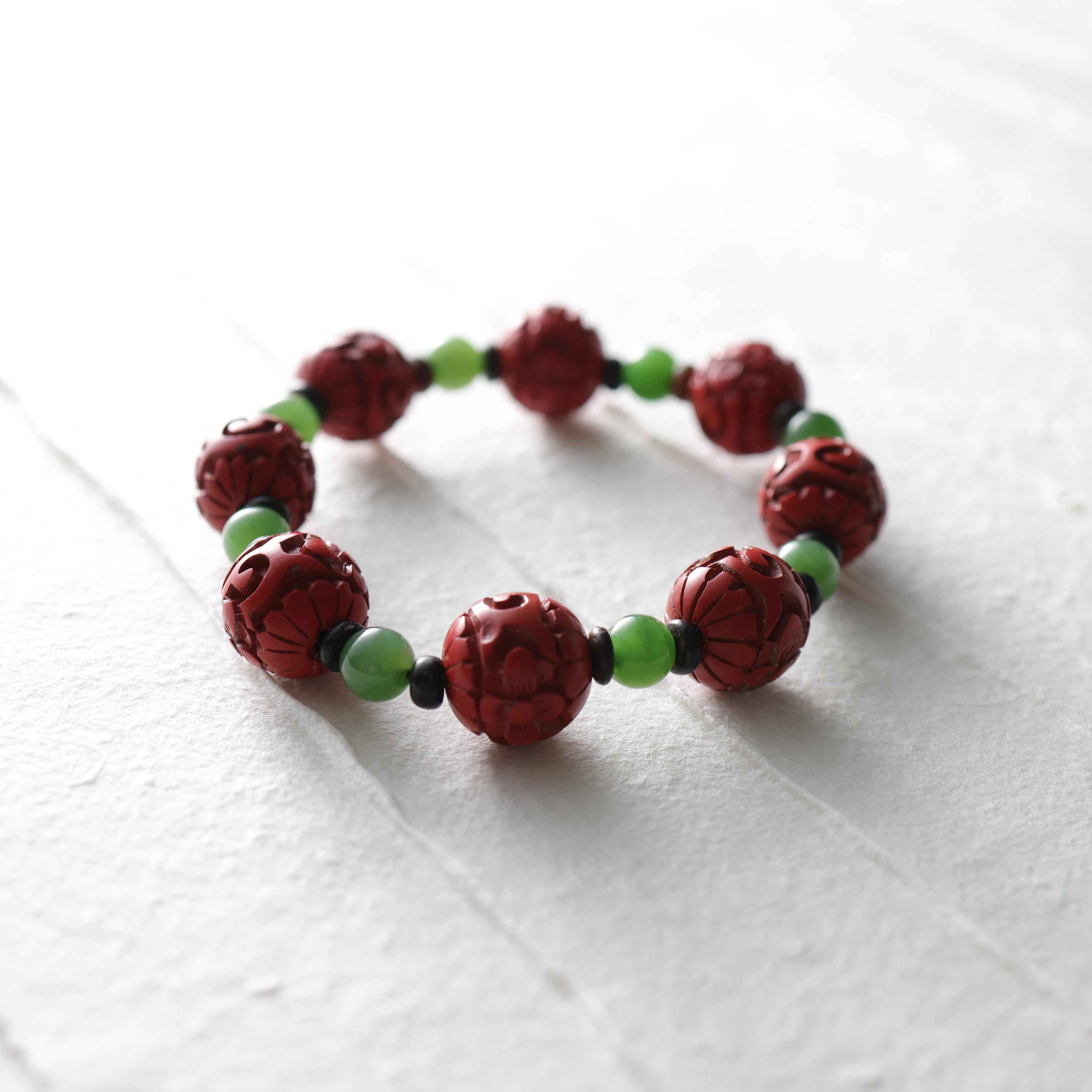 Antique Cinnabar, Nephrite Jade, & Rare Agarwood Stretch Bracelet In New Condition For Sale In Southbury, CT