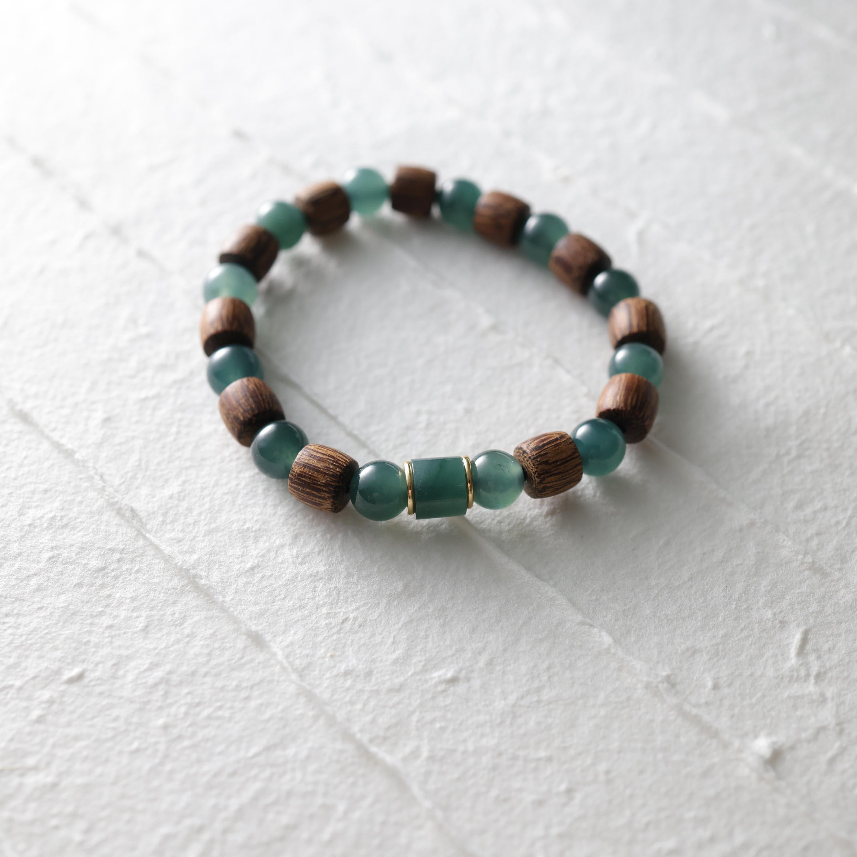 Jade Bracelet, Guatemalan Jadeite, Agarwood, & 18K Gold In New Condition For Sale In Southbury, CT