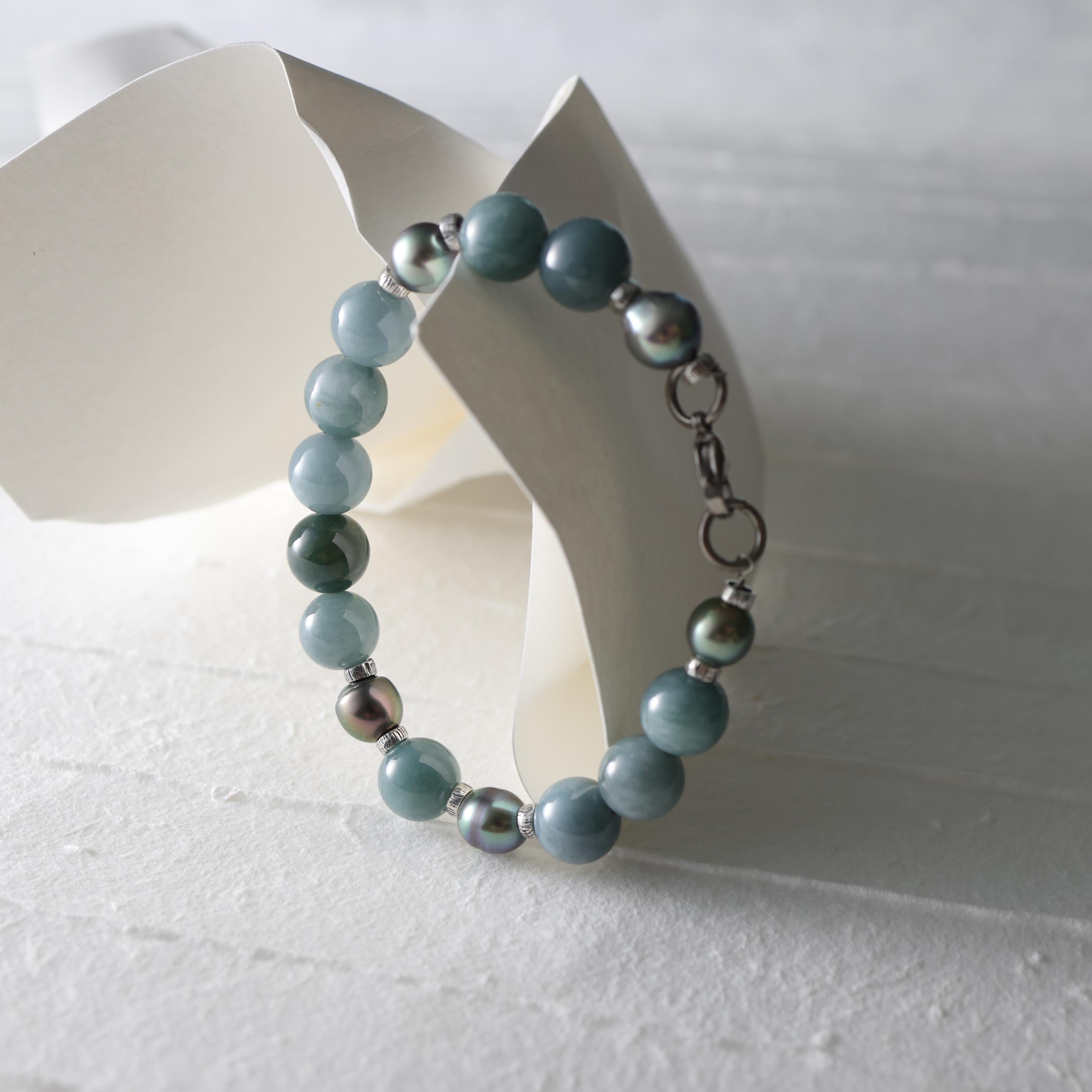 Bracciale di giada e perla di Tahiti, giadeite del Guatemala, filo e chiusura in titanio in vendita 4