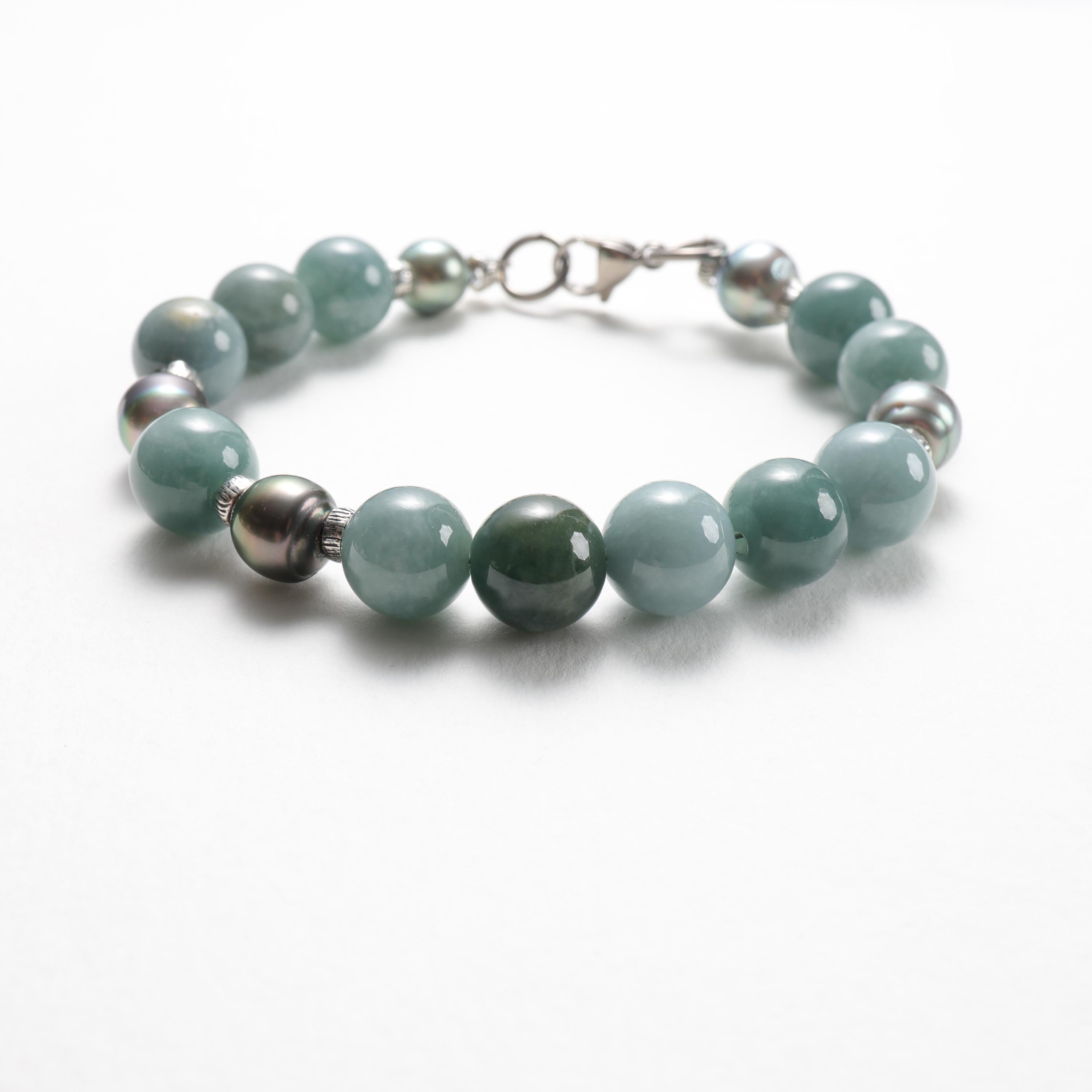 Undici perle di giada naturale e non trattata di colore blu uovo di pettirosso e verde, spruzzate d'oro, e cinque perle di Tahiti non colorate di forma barocca di colore platino, il tutto legato a un filo di titanio incredibilmente resistente e