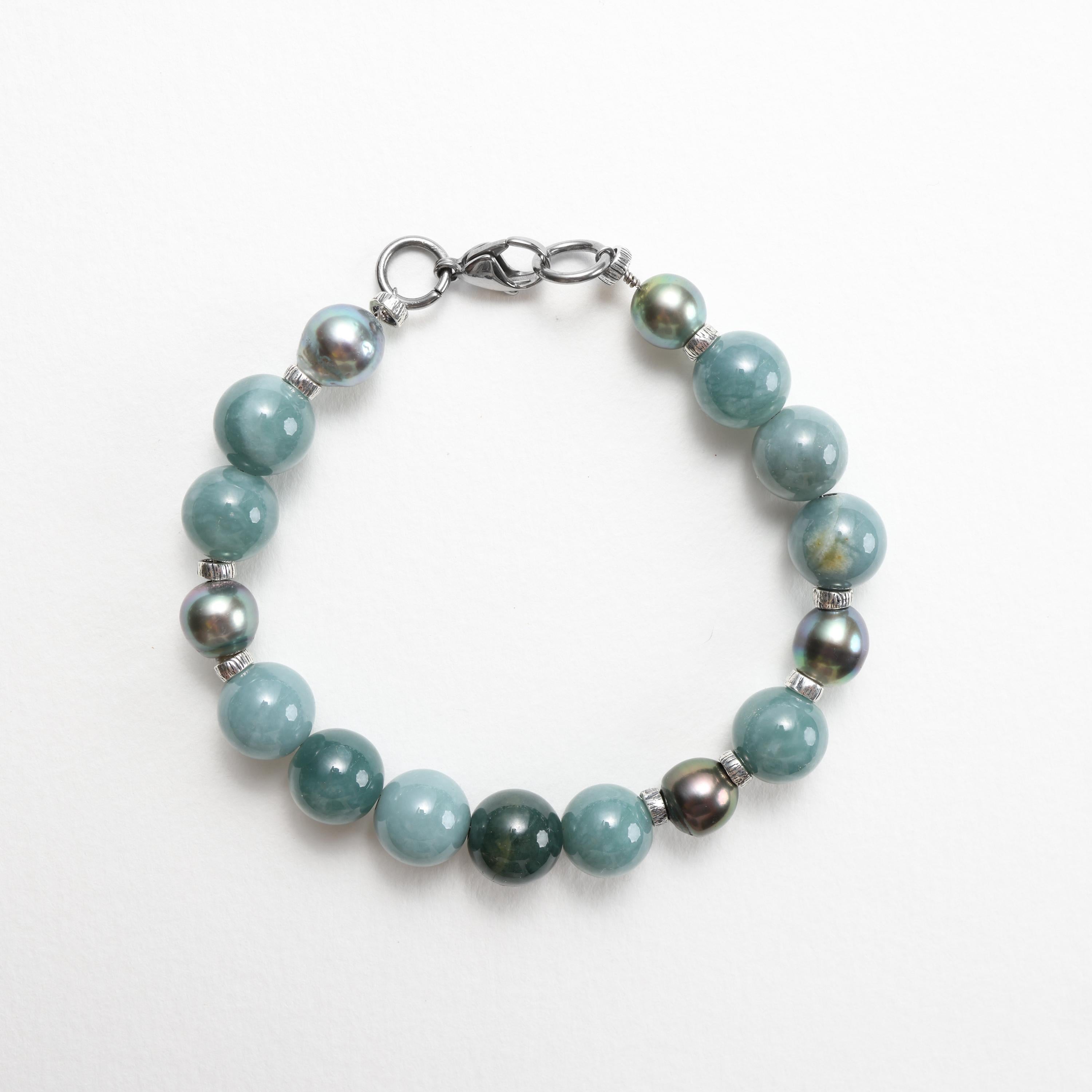 Artigiano Bracciale di giada e perla di Tahiti, giadeite del Guatemala, filo e chiusura in titanio in vendita