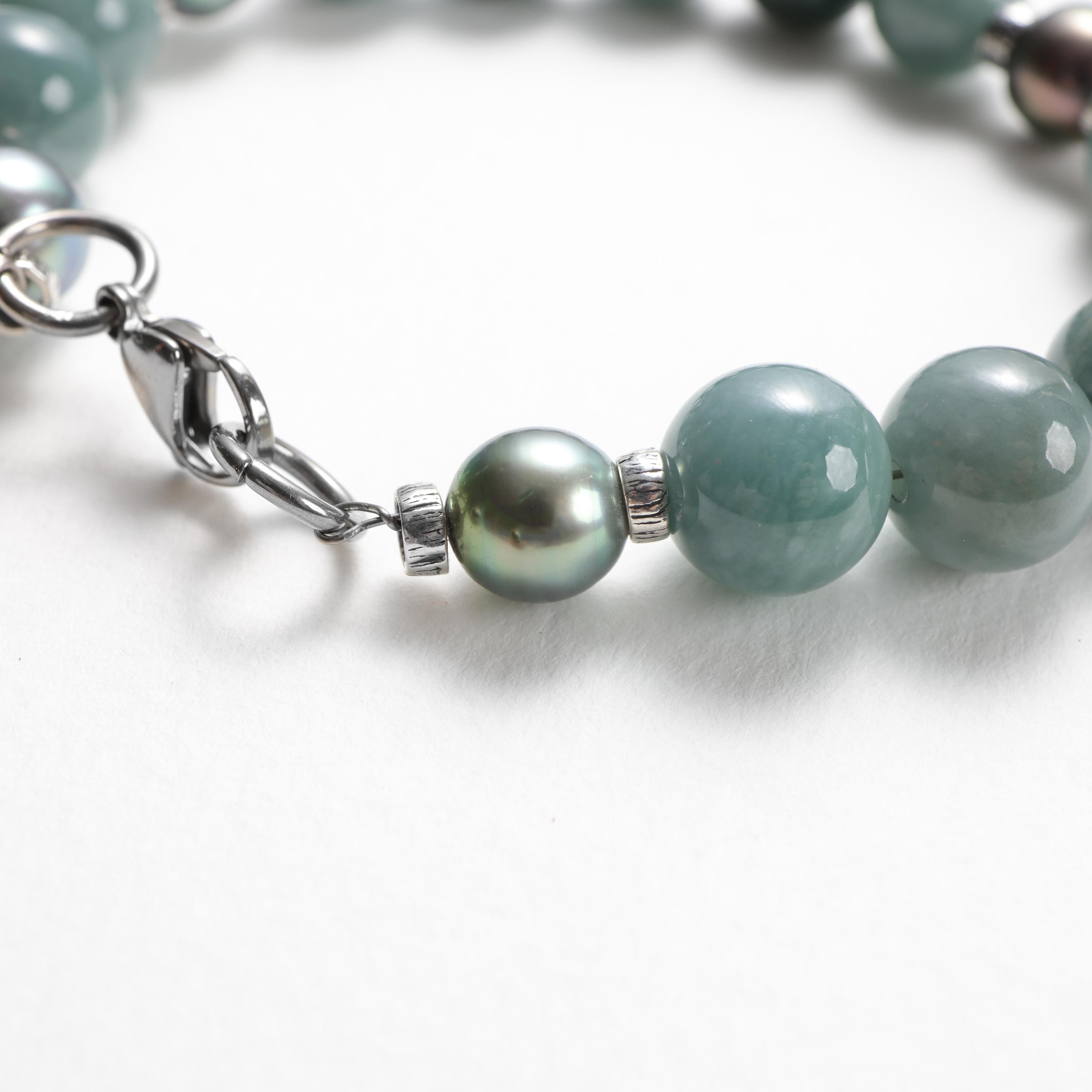 Bracciale di giada e perla di Tahiti, giadeite del Guatemala, filo e chiusura in titanio in vendita 2