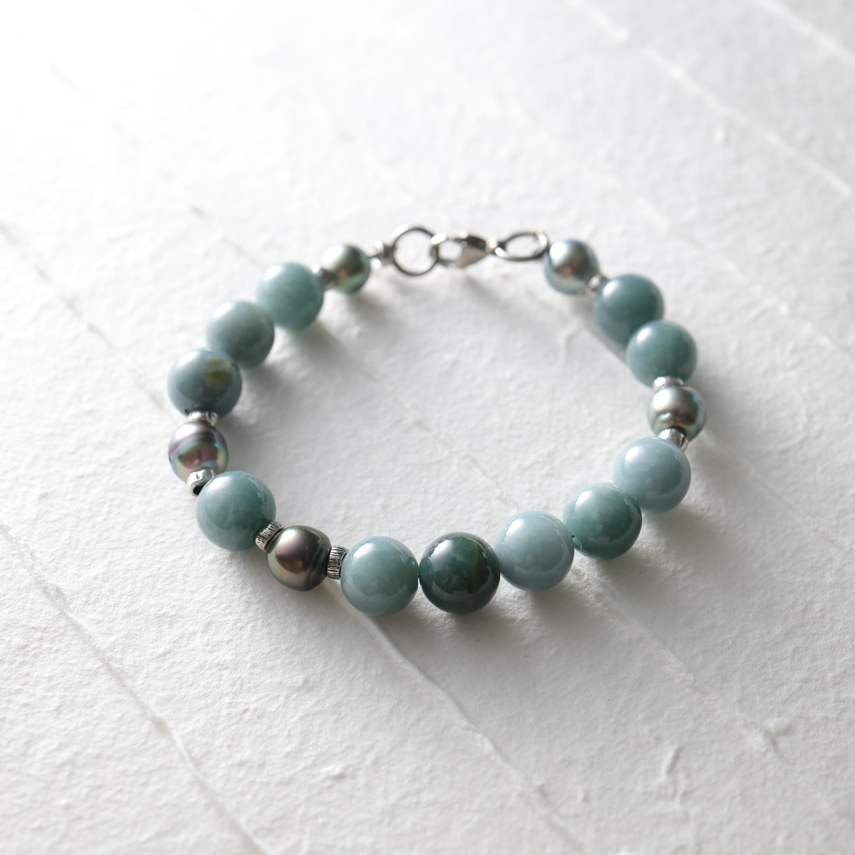 Bracciale di giada e perla di Tahiti, giadeite del Guatemala, filo e chiusura in titanio in vendita 3
