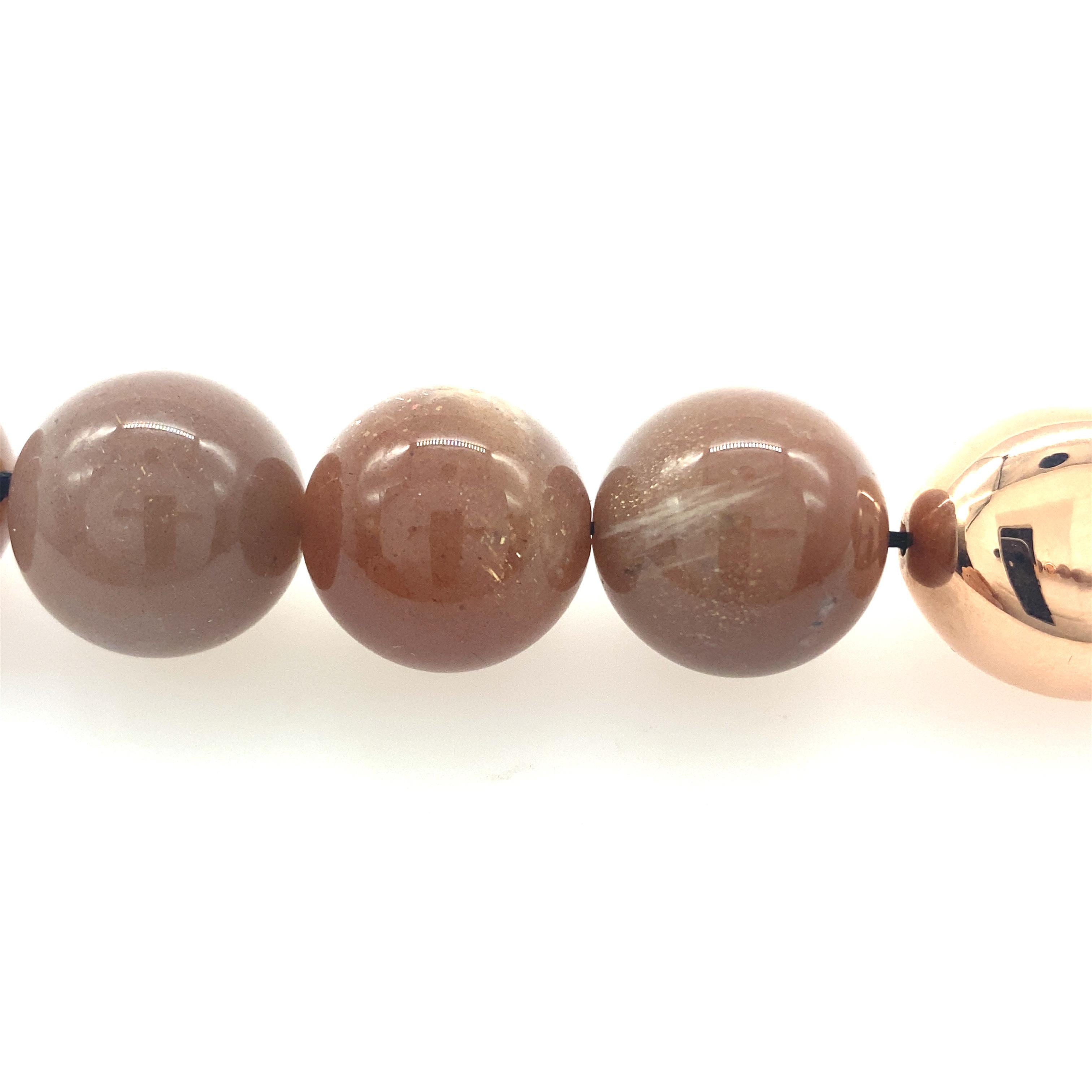 Perlenarmband mit pfirsichfarbenem Mondstein, Gold und Bakelit im Zustand „Neu“ im Angebot in Vannes, FR