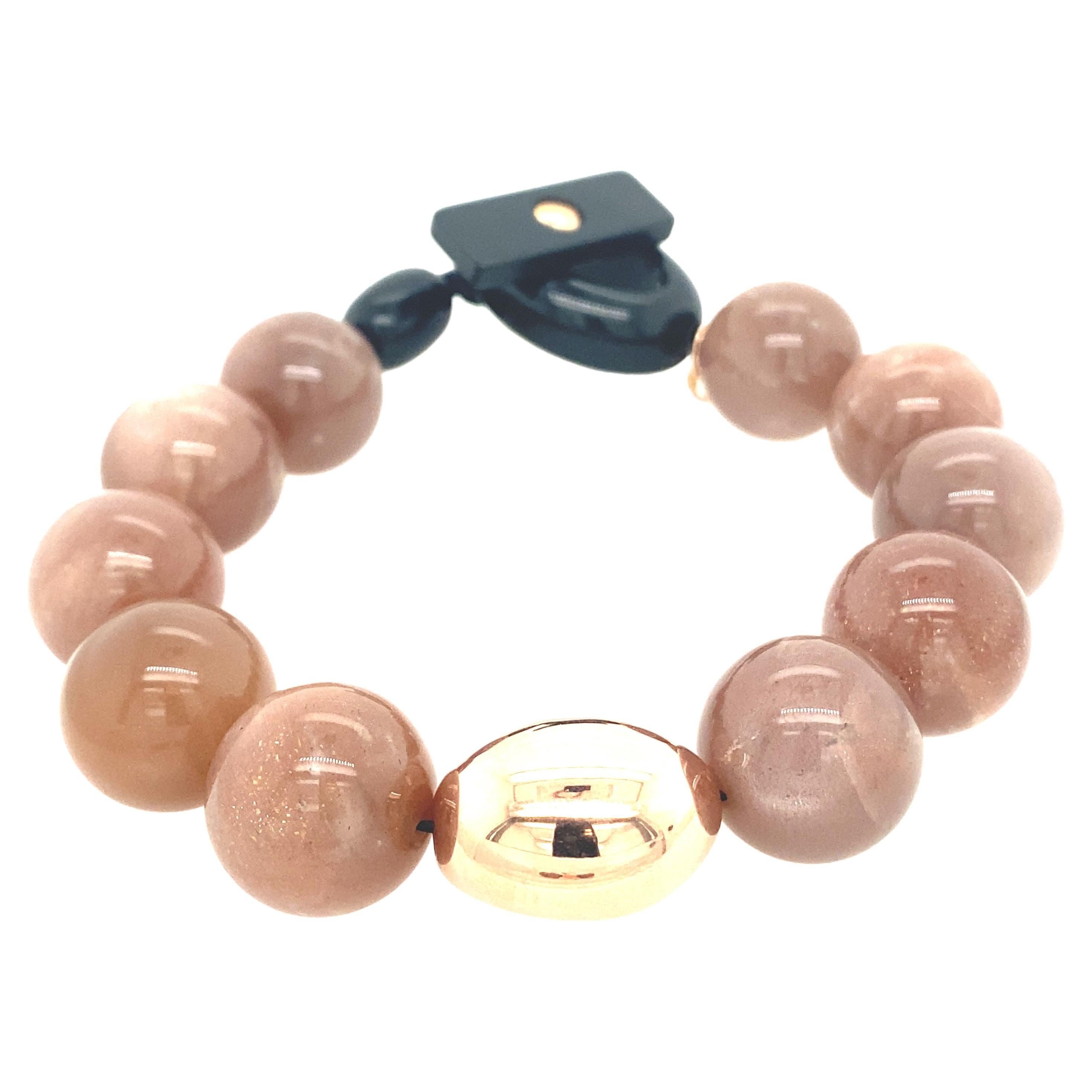 Bracelet de perles avec pierre de lune pêche, or et bakélite