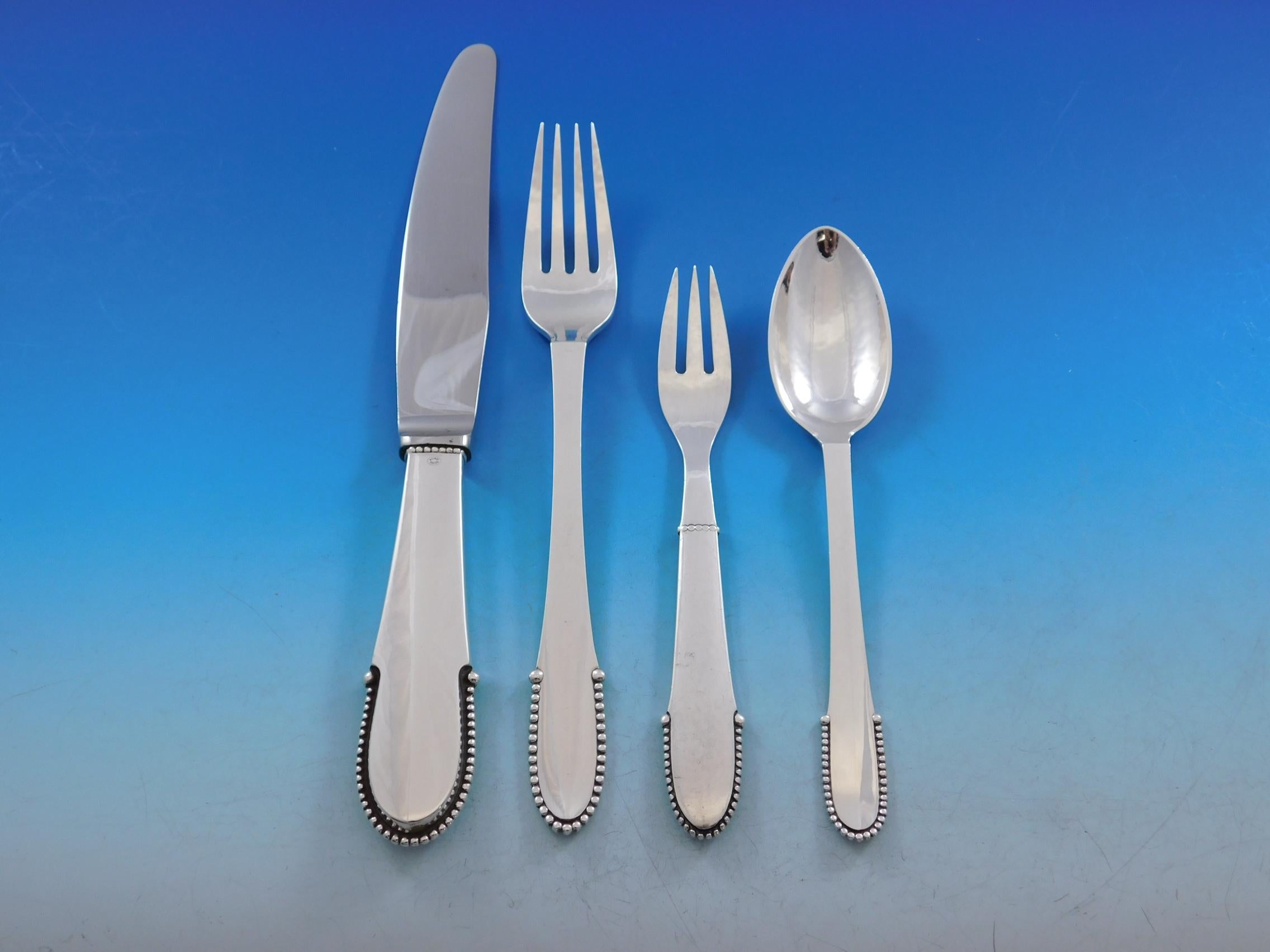 Danois Ensemble de couverts en argent sterling pour 12 personnes Beaded par Georg Jensen, 62 pièces en vente