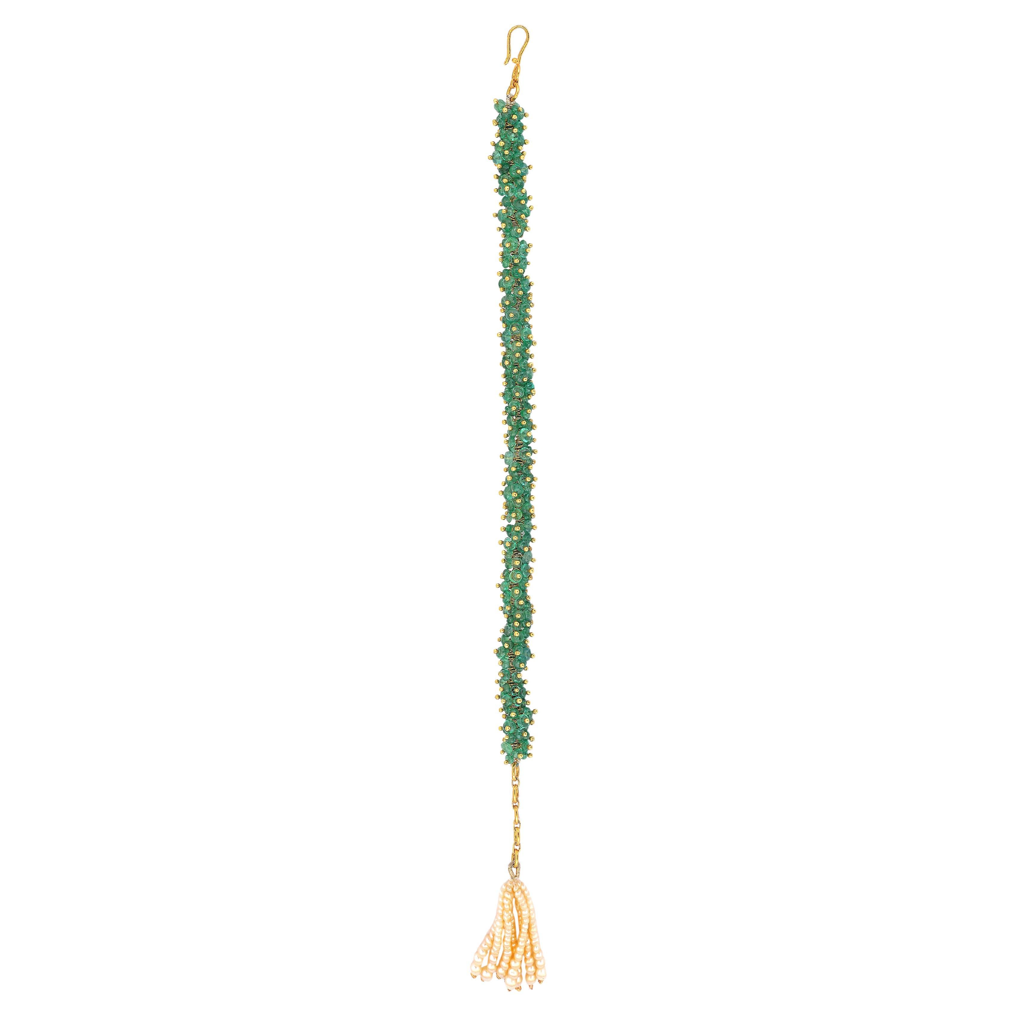 Ein wunderschönes Armband mit Smaragdperlen, die von Hand in 18K Gold aufgereiht sind. Die Herstellung des Armbands dauert Wochen, da jede Perle zunächst in einen Golddraht eingelegt wird, der dann an eine Kette gehängt wird. Wenn es richtig