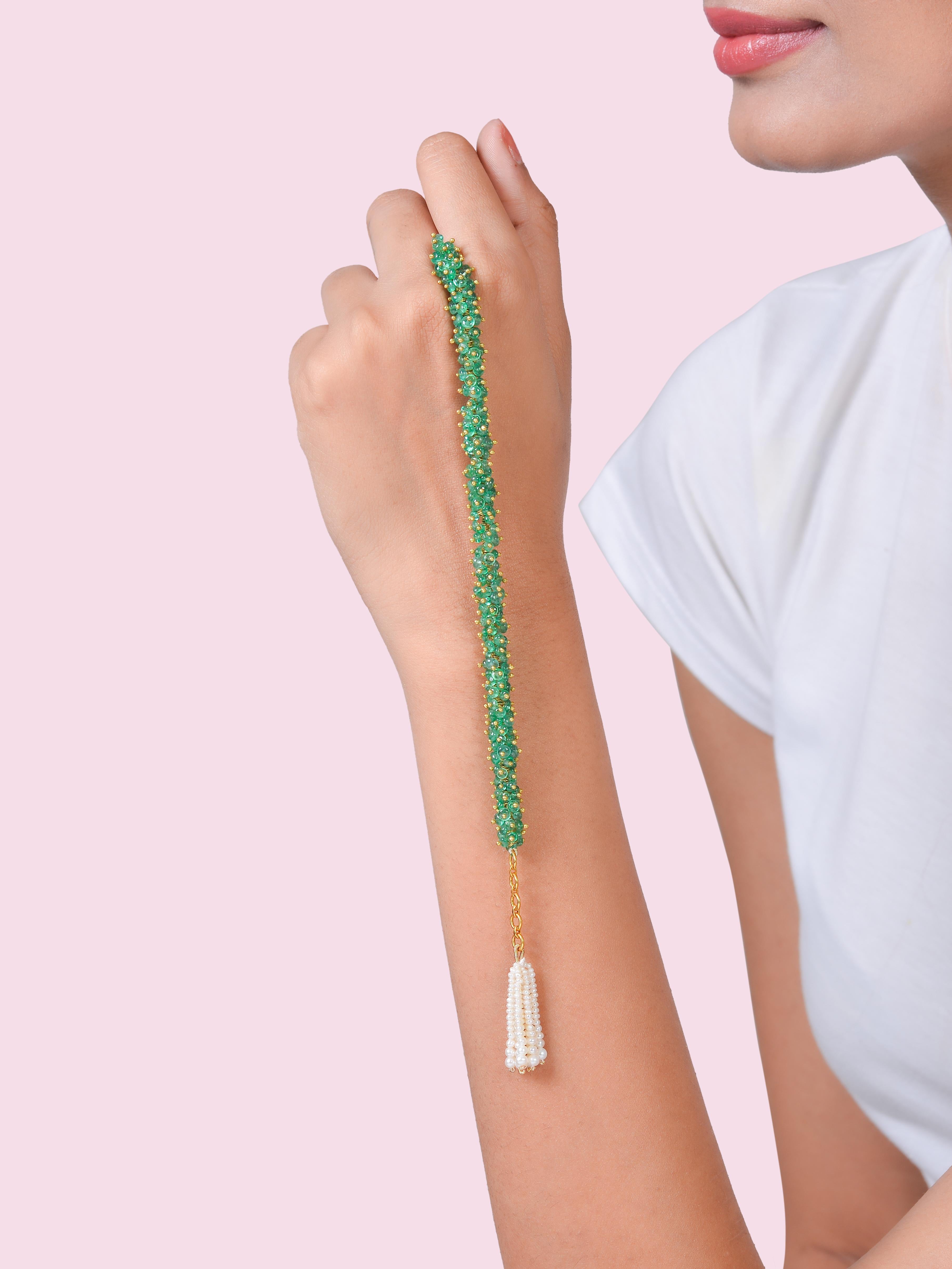 Perlenkette Smaragd Armband Hand Made in 18K Gold mit einer Perlenquaste im Angebot 1