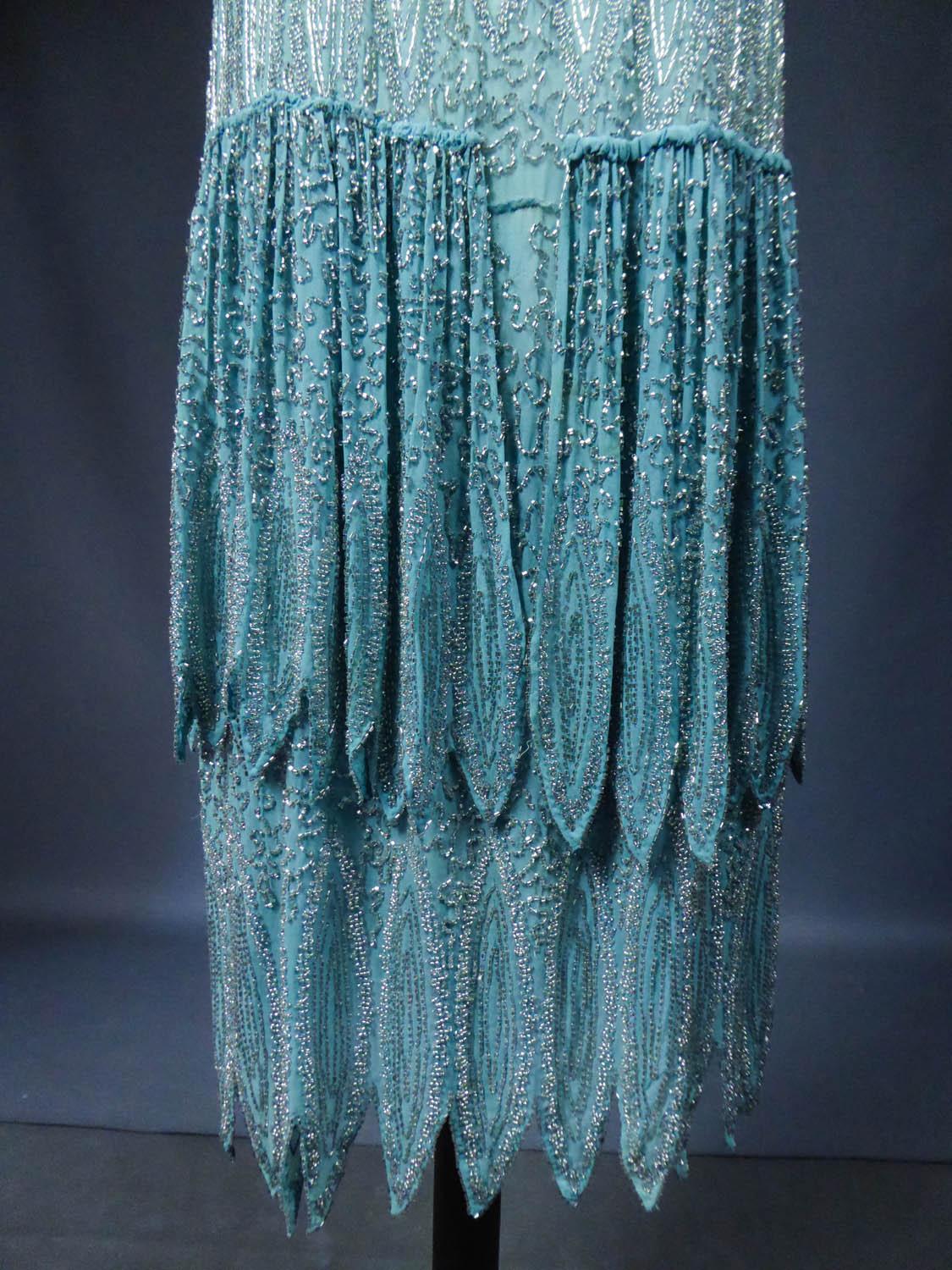 Bleu Charleston - Robe de soirée perlée de style Art Déco, période française, circa 1920 en vente