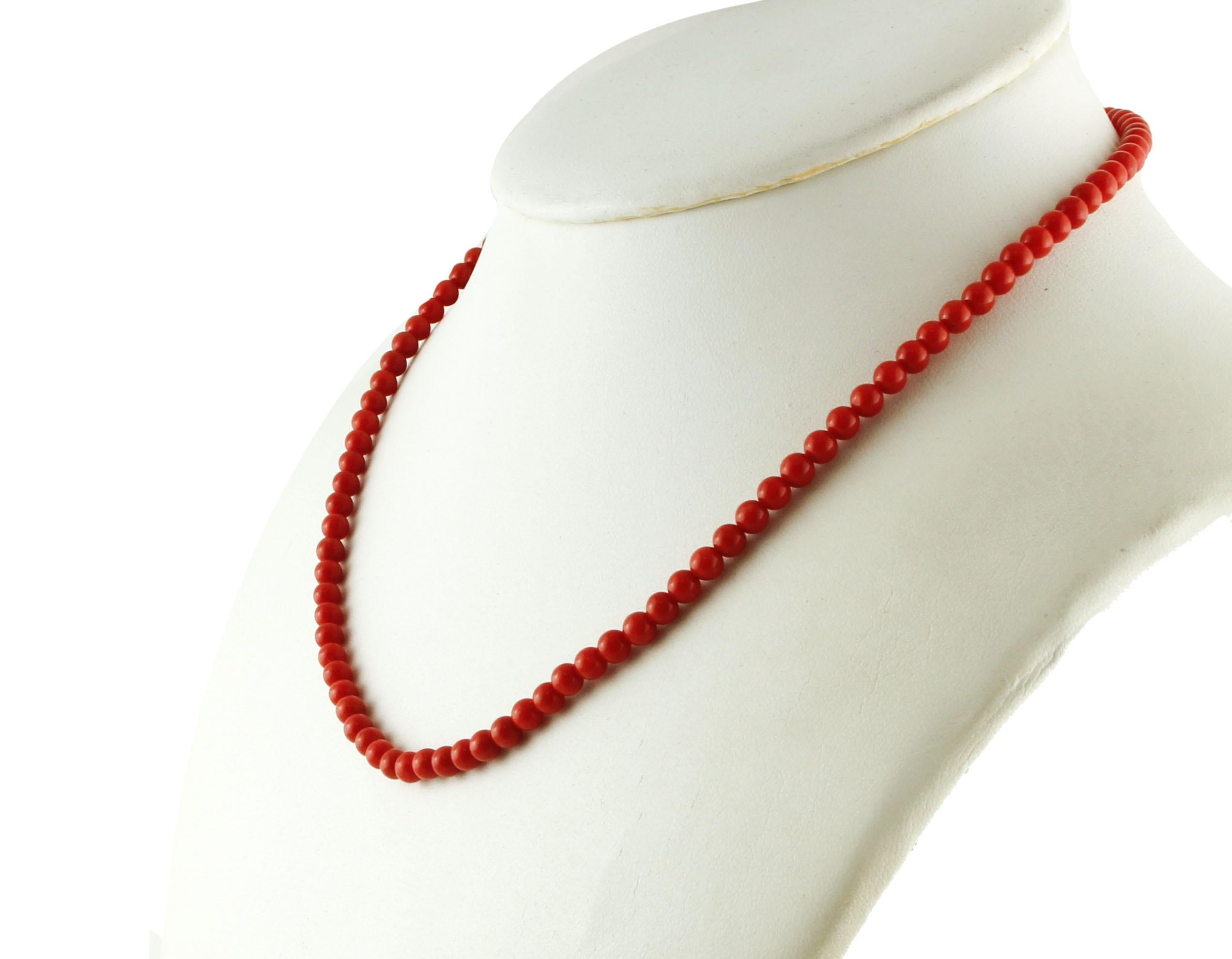 Lovely beaded coral necklace, realized with 10.68 g of red rubrum little coral spheres and and a 18k yellow gold simple closure. 
This necklace is totally handmade following the ancient Neapolitan tradizion of coral manufacturing
Coral 10.68 g
Total