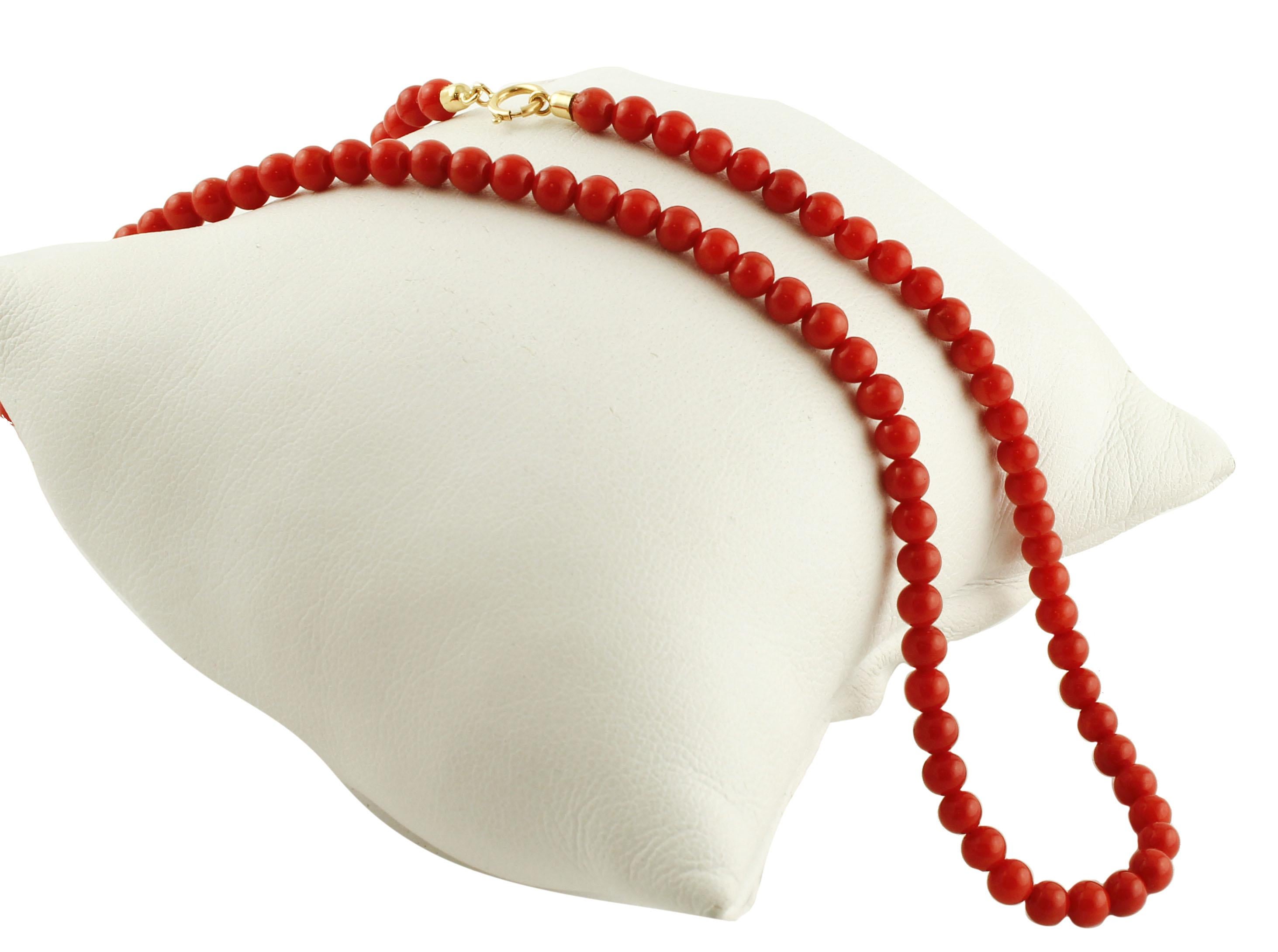 Retro Beaded Coral Necklace with 18 Karat Yellow Gold Closure