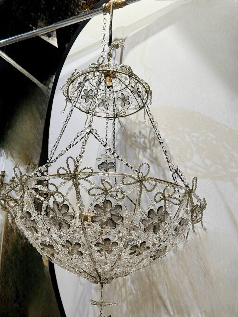 CIRCA - Lustre en cristaux perlés avec fleurs noires et rubans de cristaux. Deux repaires de lumières intérieures